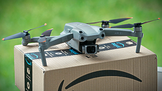Amazon официално стартира първата си услуга за доставки с дронове