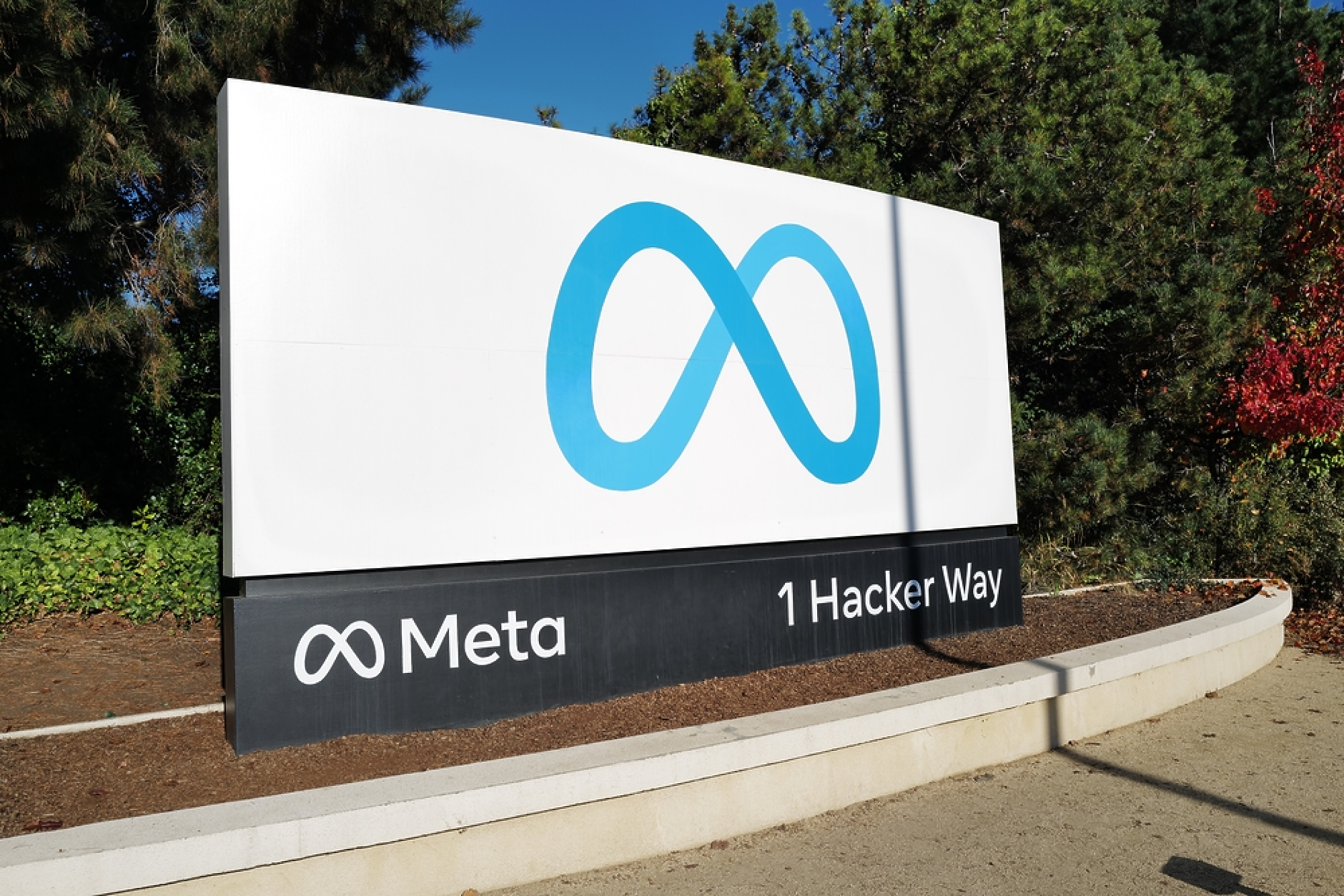 Meta обяви, че ще съкрати 8 000 работни места на фона на рязко нарастващи разходи за изкуствен интелект