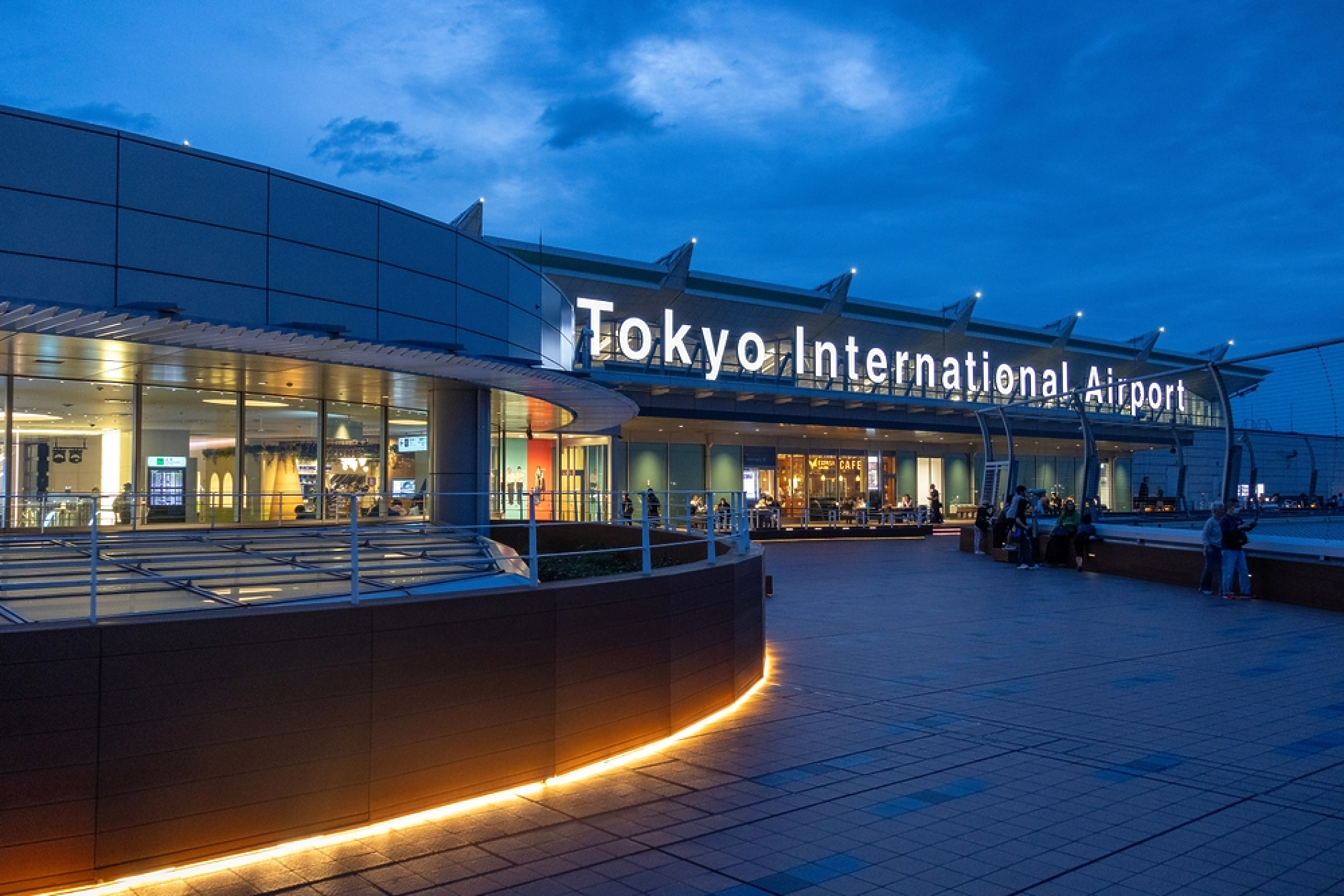 Свръхтуризъм: Хуманоидни роботи поемат обработката на багажа на летището в Токио