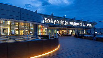 Свръхтуризъм: Хуманоидни роботи поемат обработката на багажа на летището в Токио