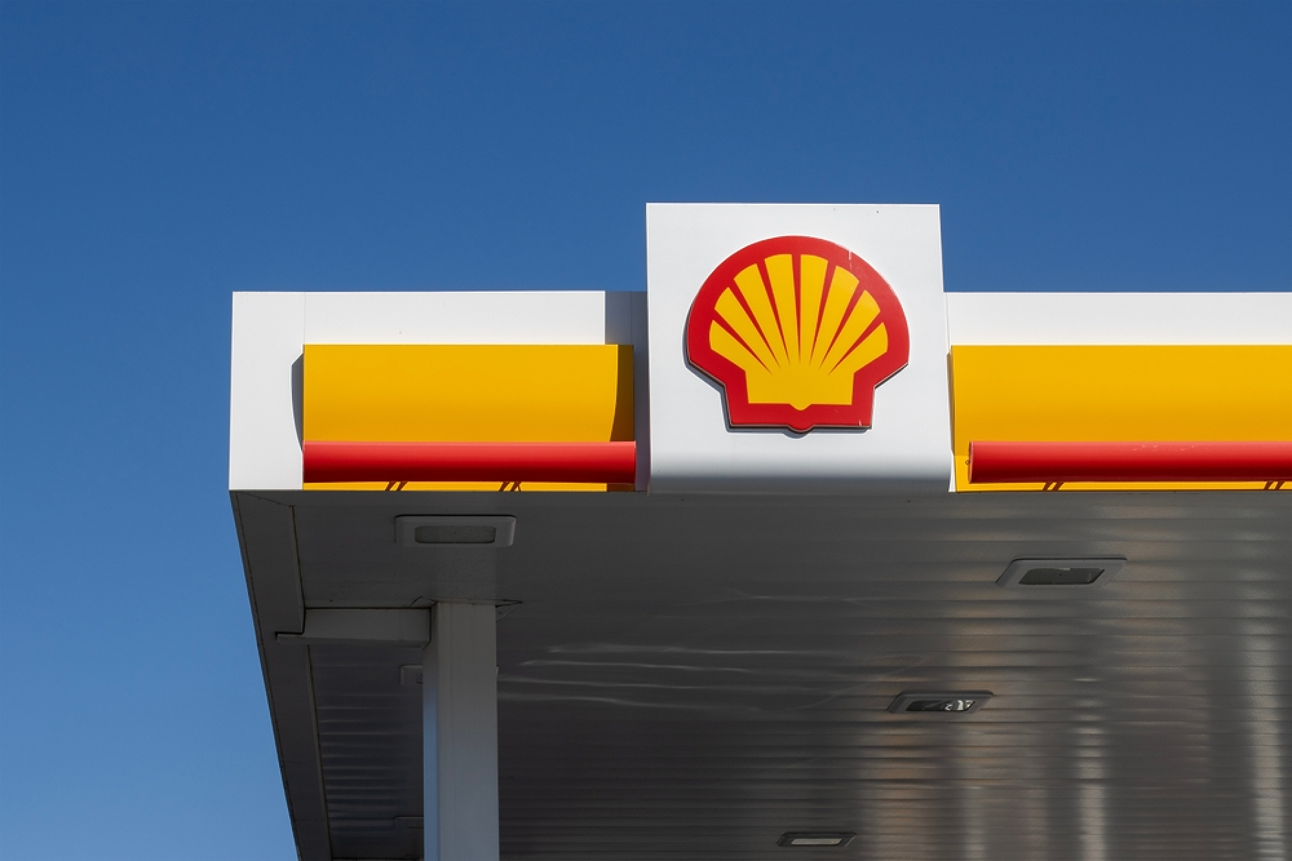 Печалбите на Shell нарастват заради поскъпването на петрола след войната с Иран