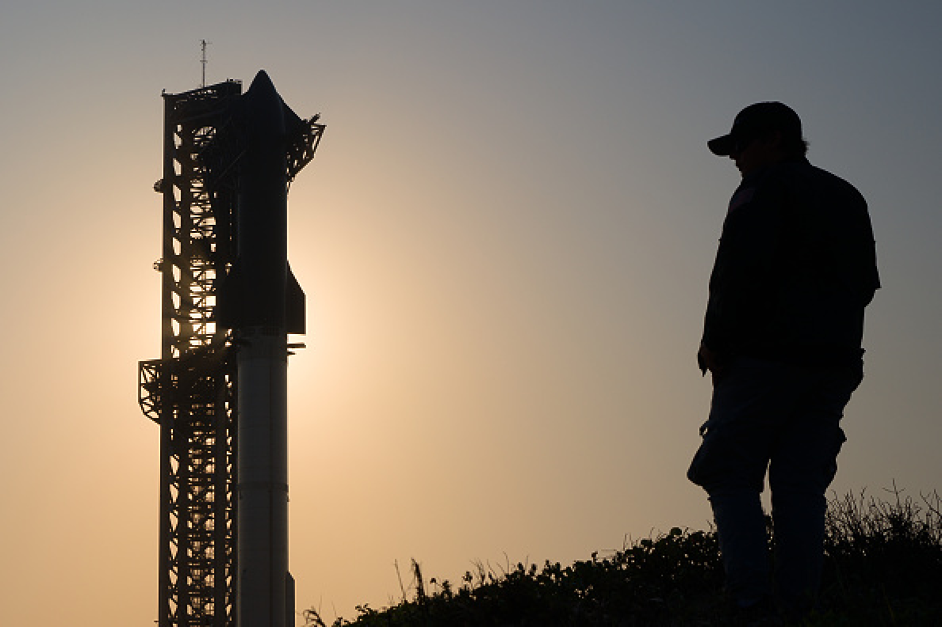 Супермощната лунна ракета на SpaceX завърши успешен тестов полет с лек инцидент