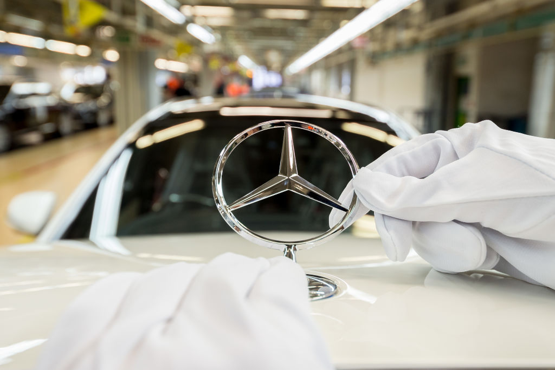  Mercedes-Benz гледа към отбранителния сектор
