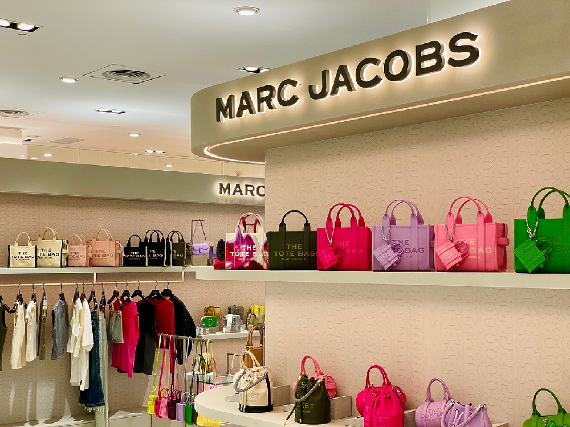Френският концерн за лукс LVMH продава модната марка Marc Jacobs на американците от WHP Global