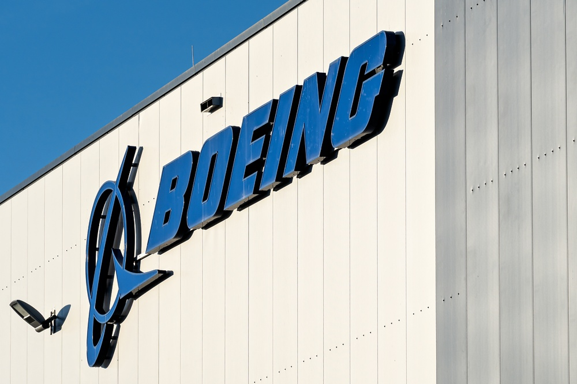 Акциите на Boeing спадат след като Китай не изпълни очакванията за голяма самолетна сделка