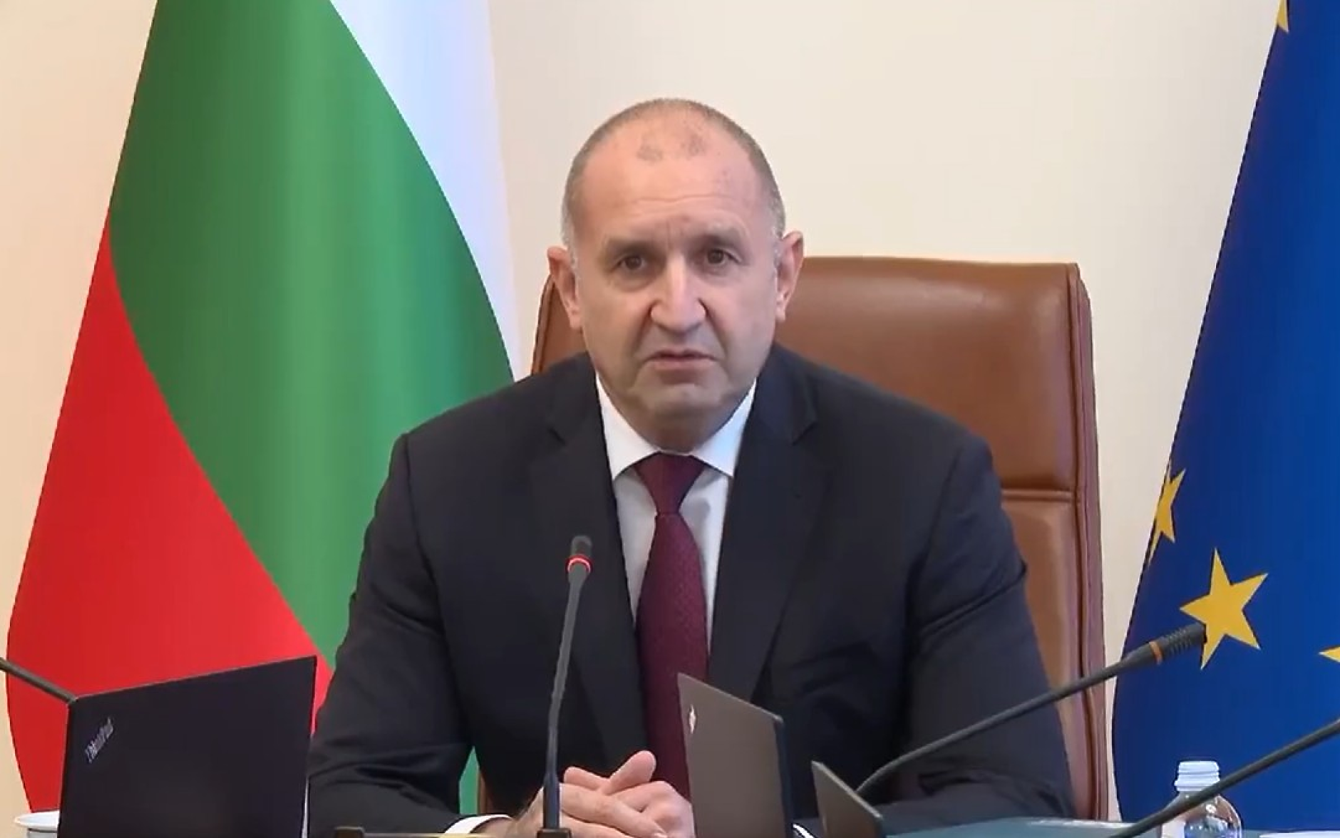 Радев: Слагаме край на предоставянето на въоръжение от българската армия за Украйна