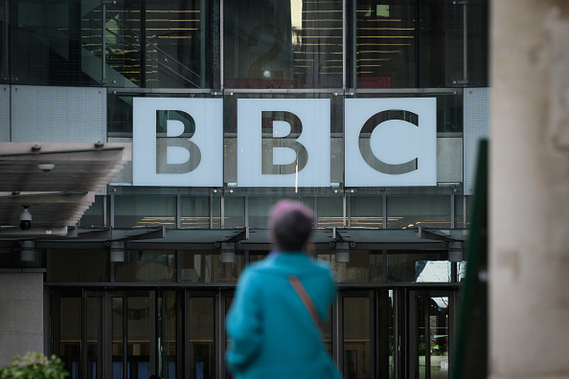 BBC се насочва към големи съкращения на общо 2000 служители, включително и от новинарското звено