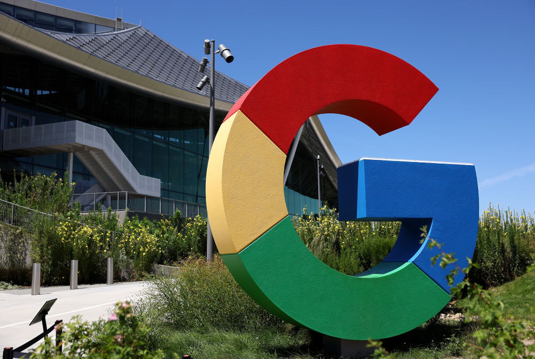 Alphabet планира да набере 80 млрд. долара от продажби на акции, за да финансира развитието на изкуствен интелект