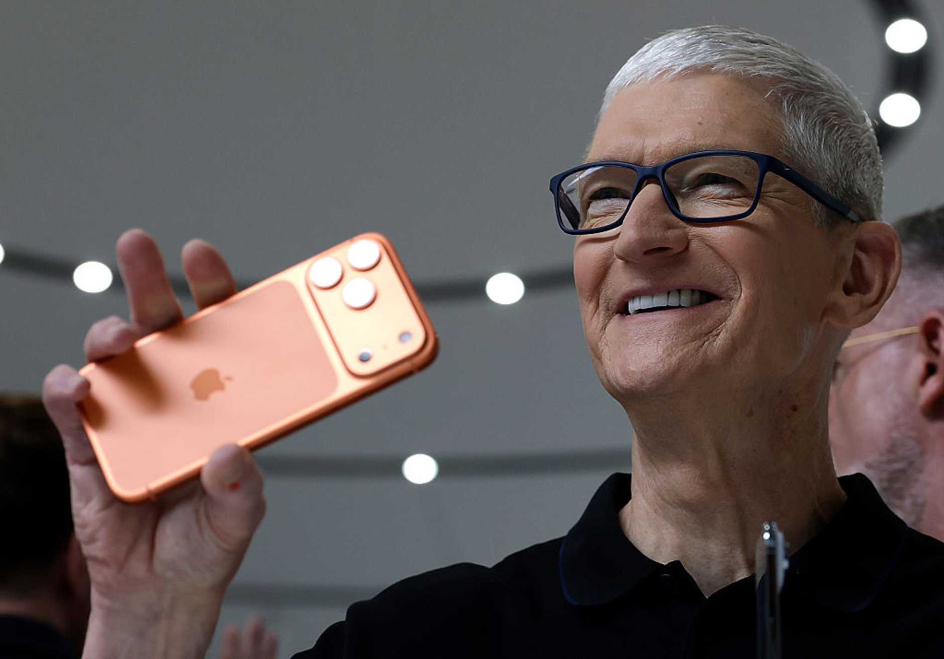Тим Кук: Apple ще повиши цените на новите си продукти поради недостиг на чипове памет