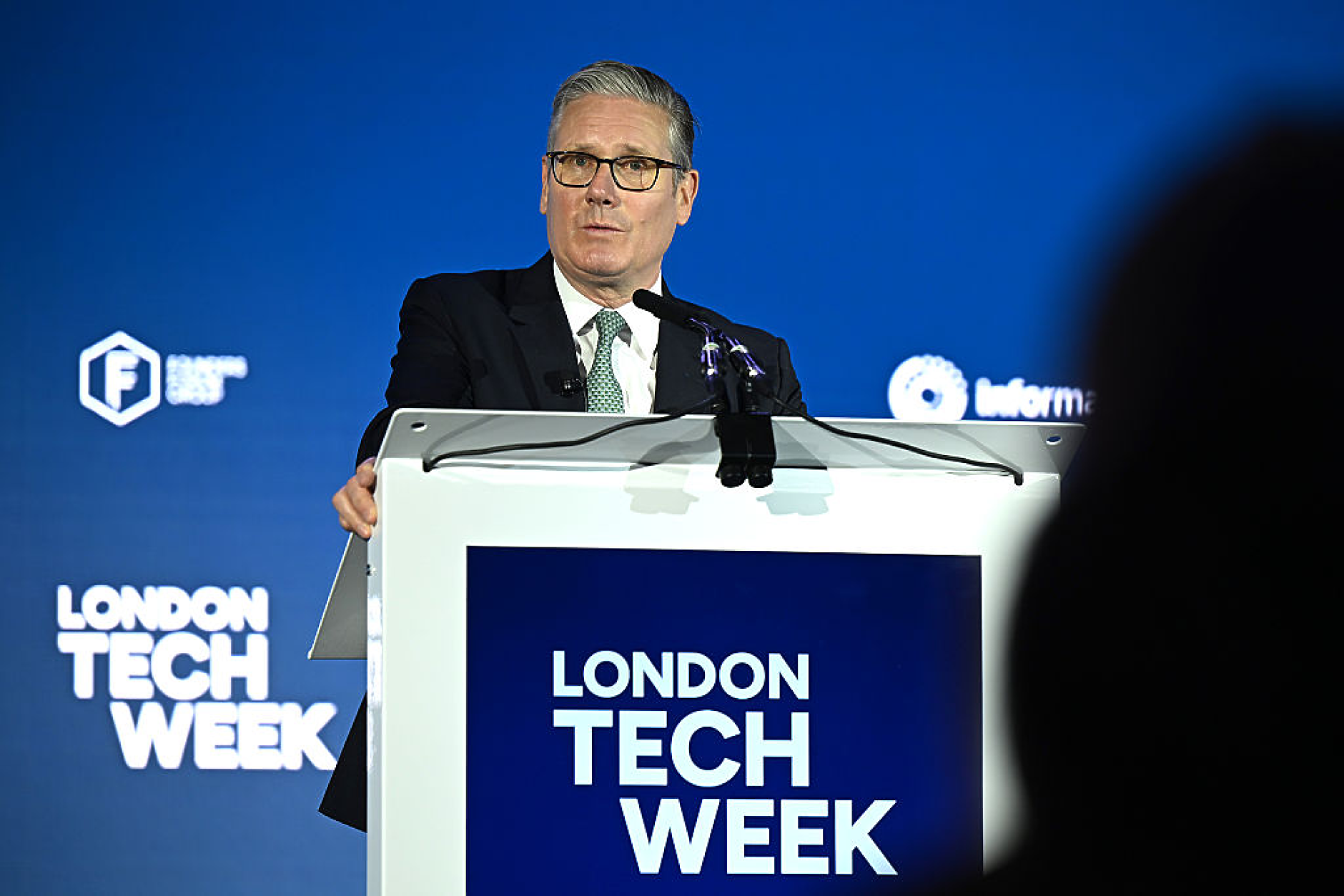 Стармър постави ултиматум на технологичните гиганти за защита на децата онлайн