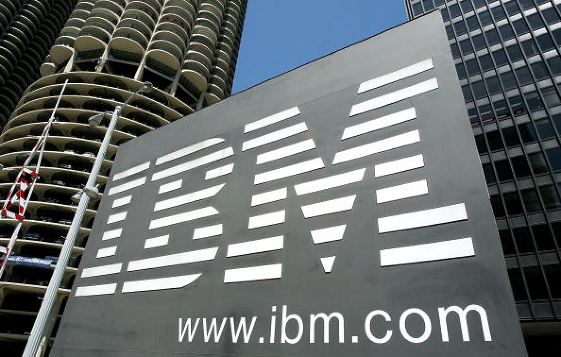 Бивш висш шеф обвинява корпорациите IBM и AT&T в прикриване на чужди хакерски атаки
