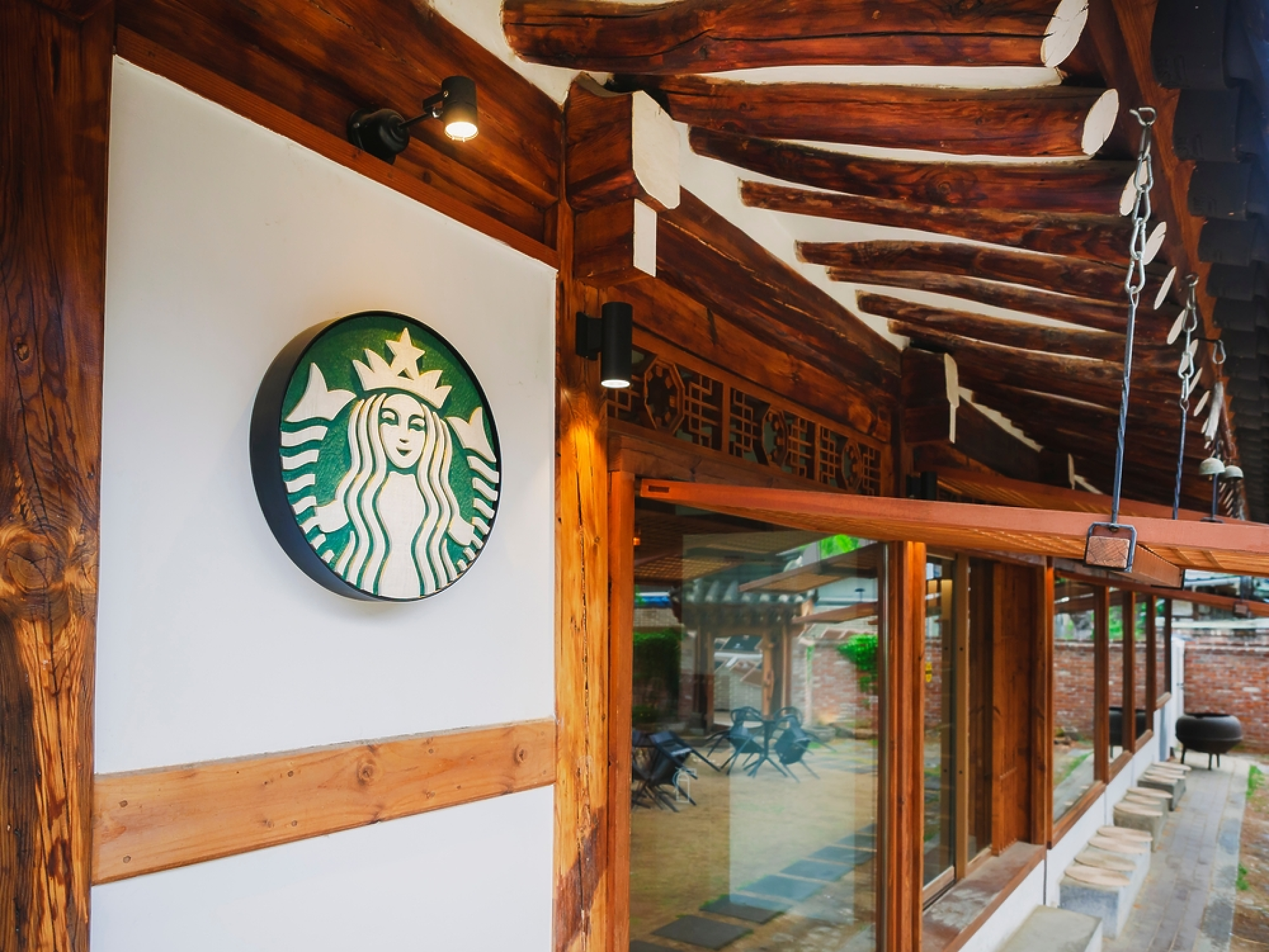 Маркетингова кампания на Starbucks предизвика възмущение и оставки в Южна Корея