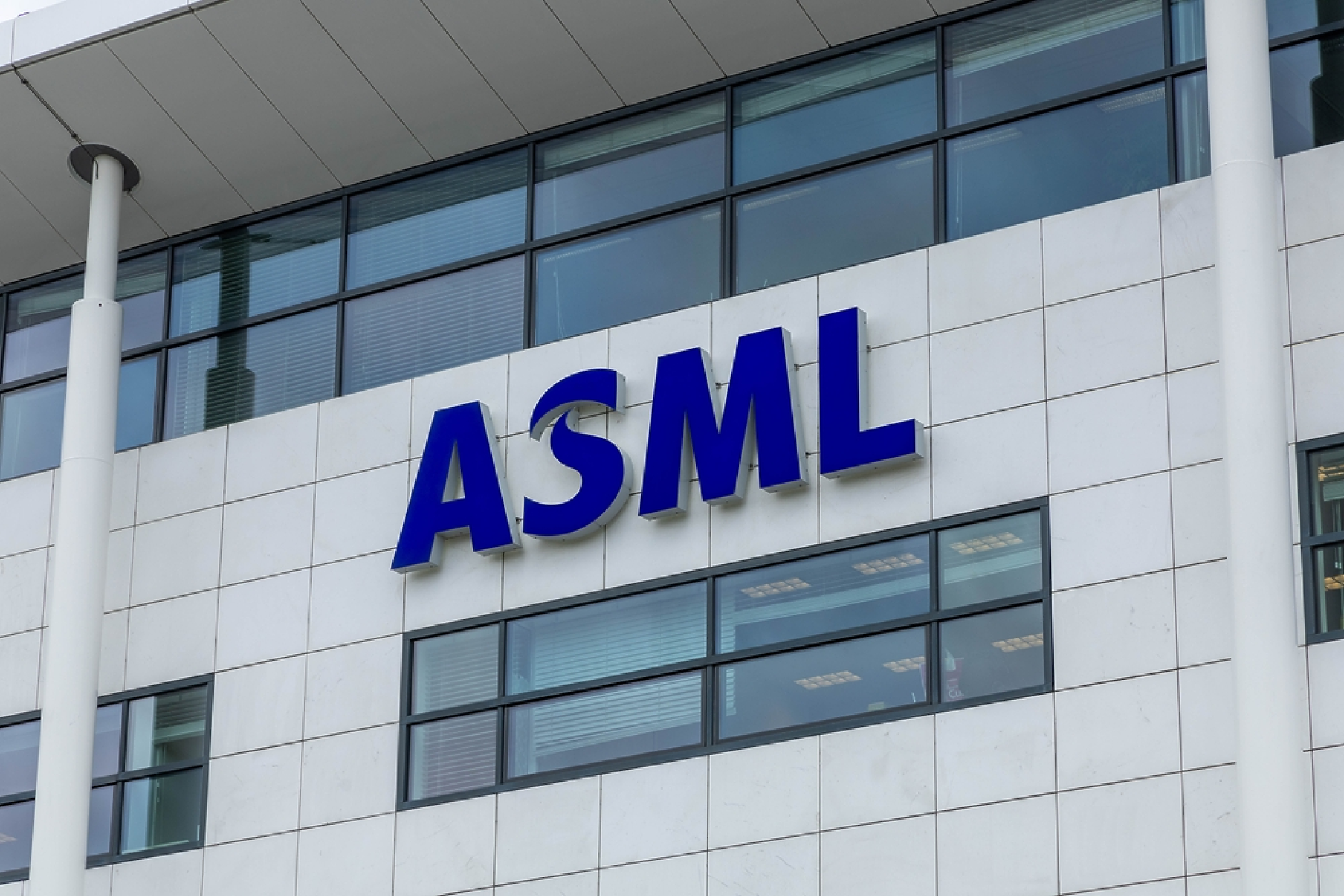 САЩ изразиха опасения, че авангардна машина за производство на чипове на ASML е достигнала Китай