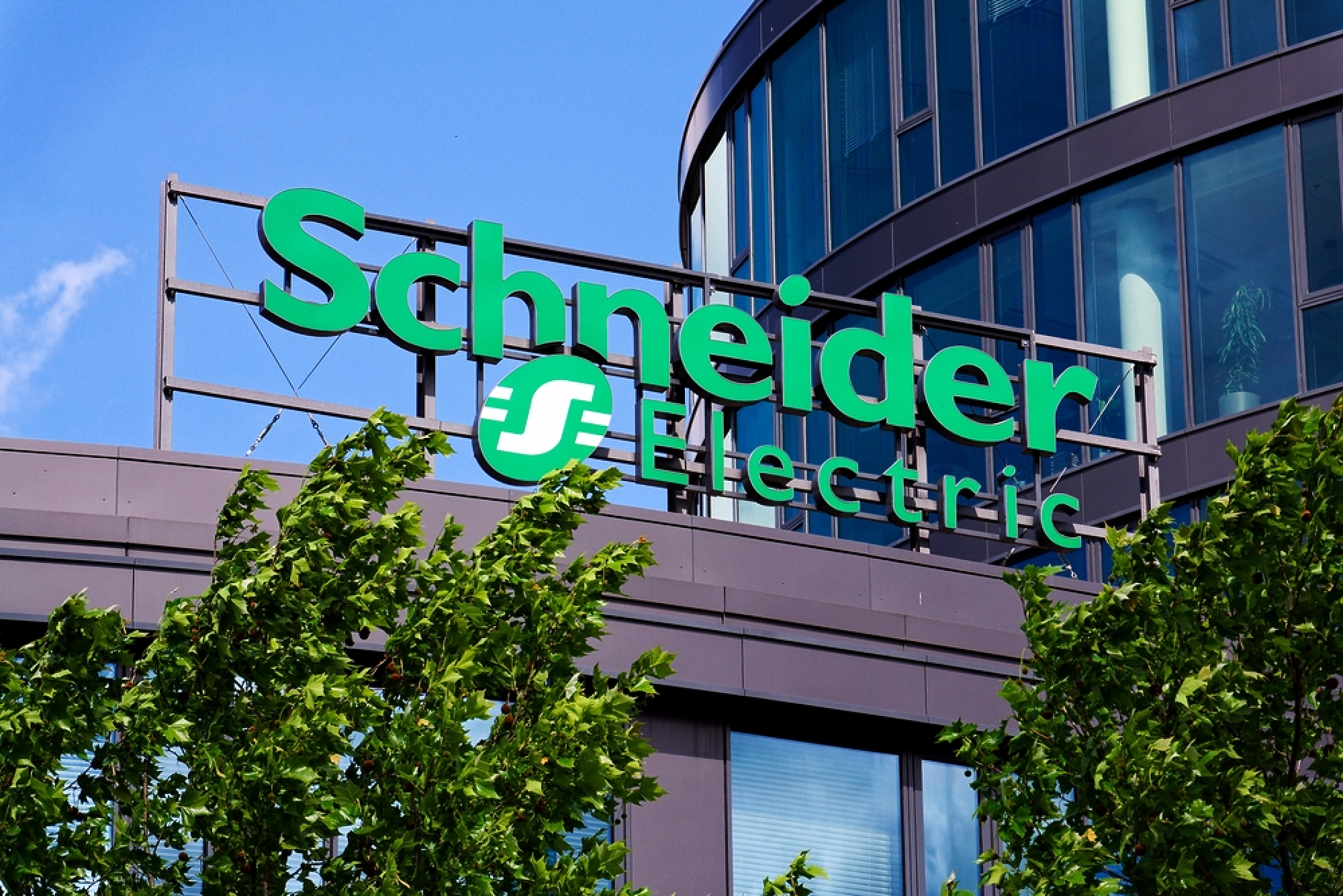 Schneider Electric разчита на AI бума, за да продаде дълг за 800 млн. евро