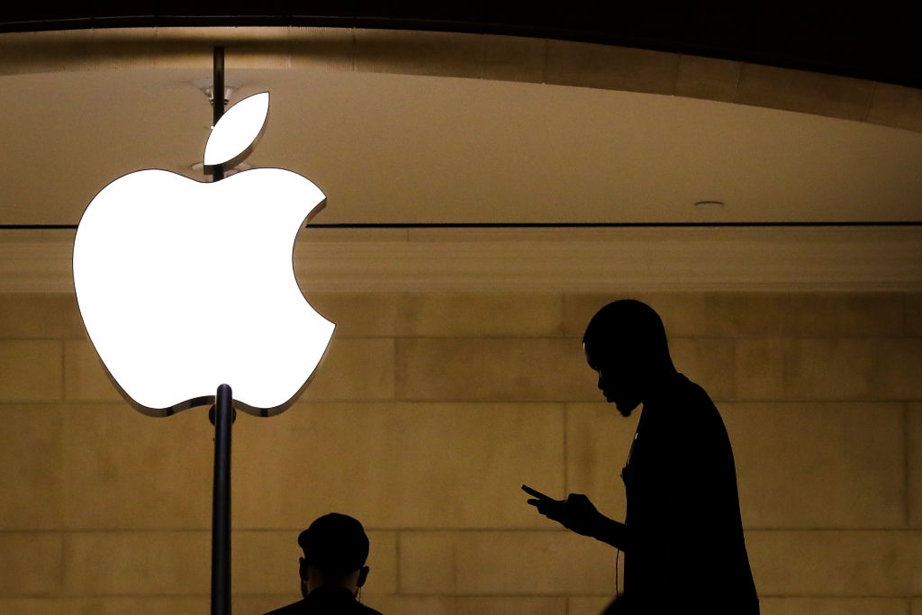 Apple планира да представи пет нови модела iPhone до 2027 г. Преговаря за чипове, произведени в Китай