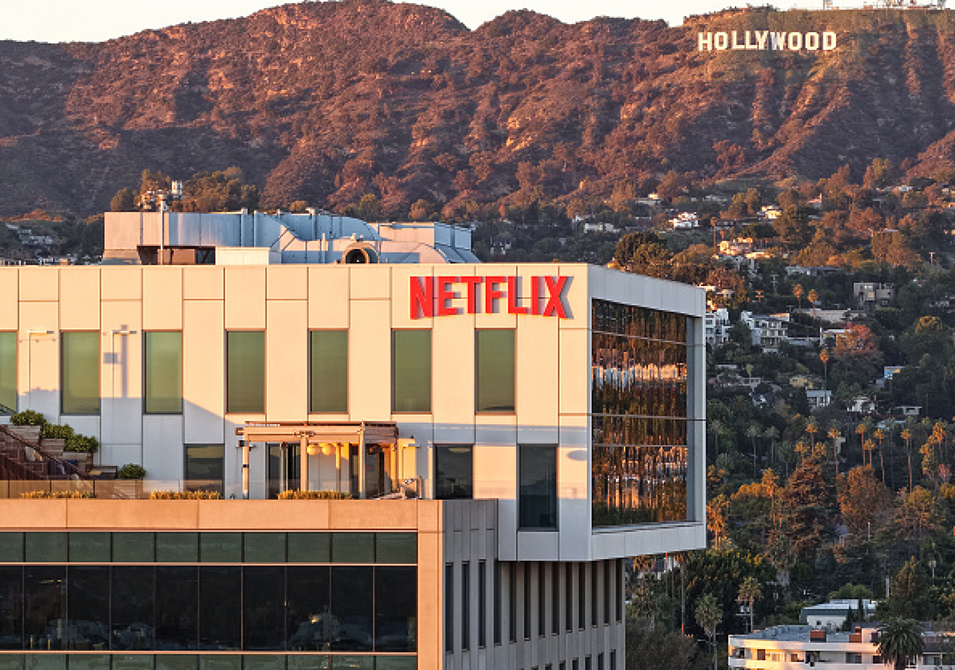 Стрийминг услугата Netflix обмисля стартиране на телевизионни канали на живо