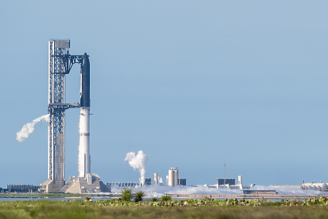 Суперракетата на SpaceX изнесе в орбита от 7-тонен спътник за цифрово радиопредаване
