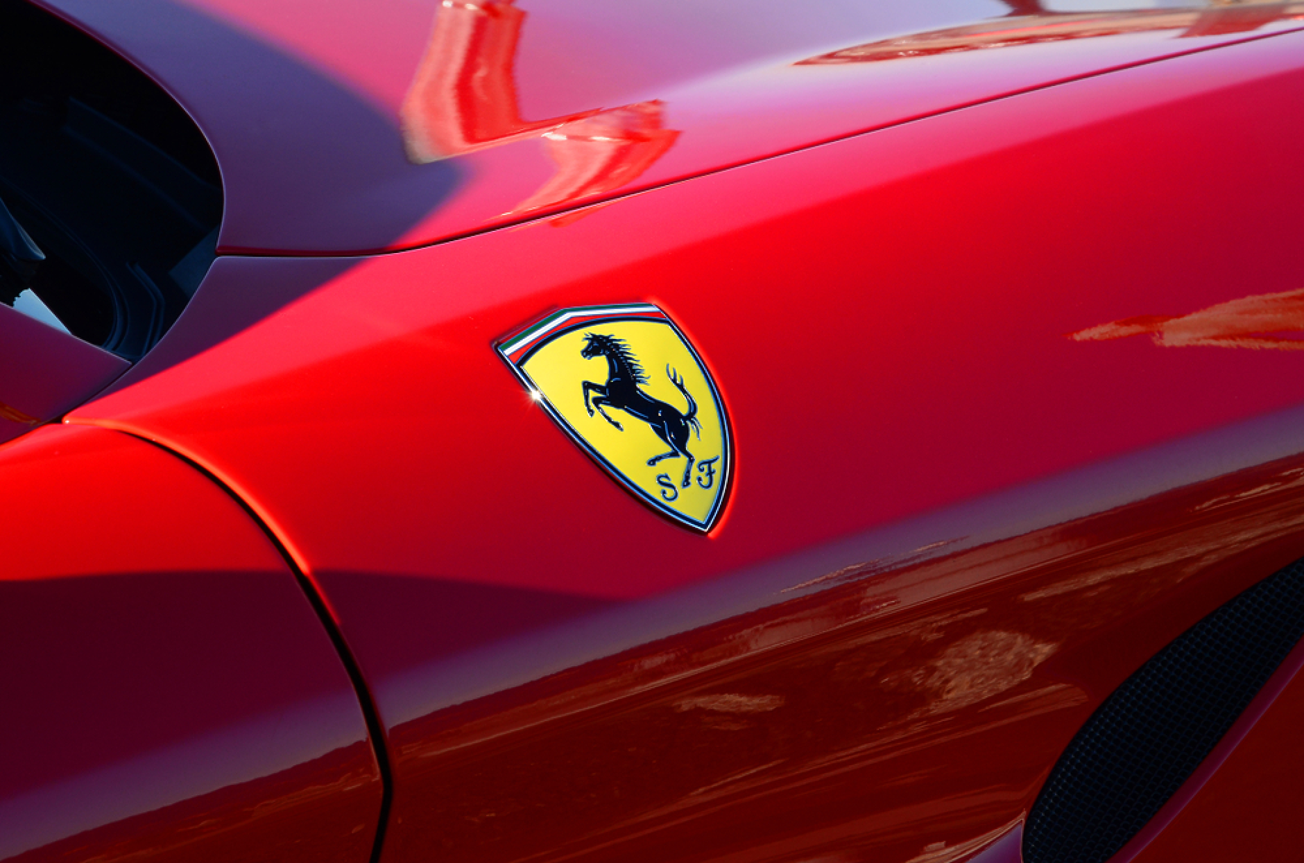 Рокада във Ferrari след критиките към електрическия модел Luce
