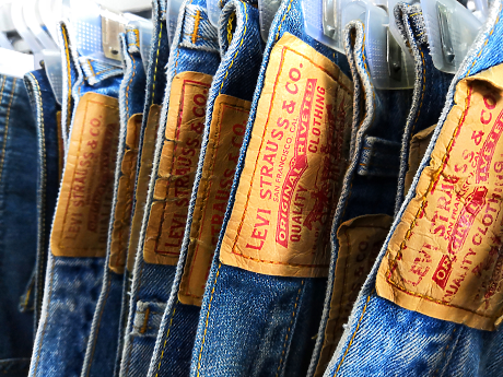 Levi Strauss повишава прогнозата си за нетни продажби, тъй като премиум денимът набира скорост