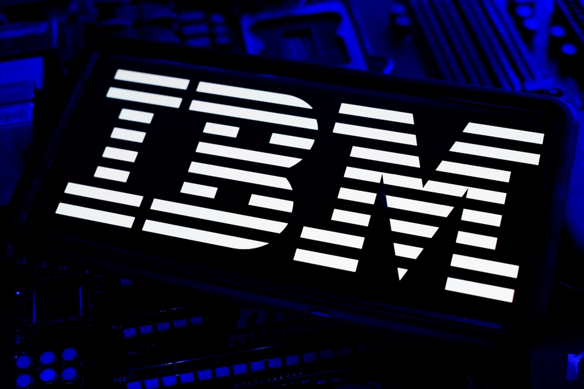 IBM обяви пробив в дизайна на ултрамалки чипове с нова „многоетажна“ архитектура