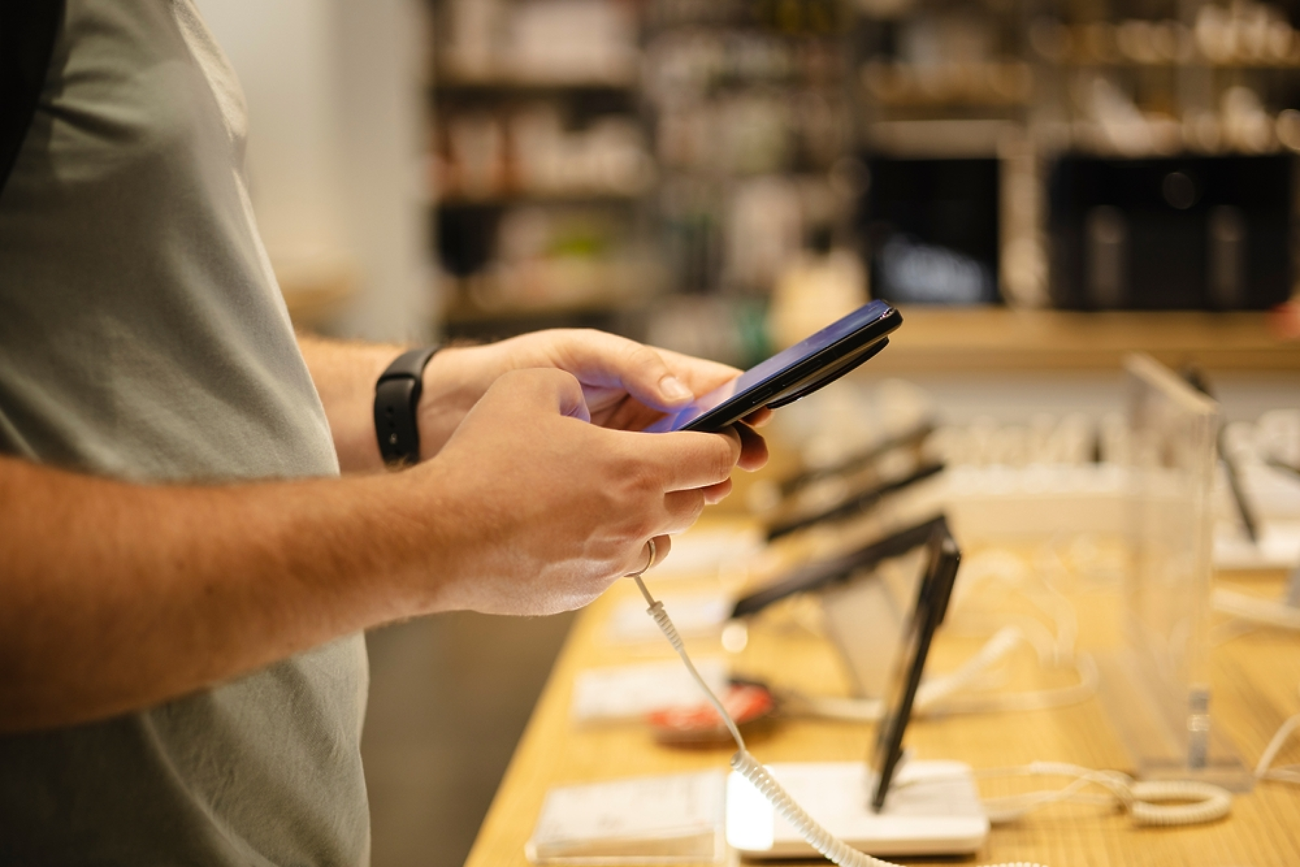 Продажбите на смартфони в Китай спаднаха с 13% по време на едномесечния фестивал на пазаруването