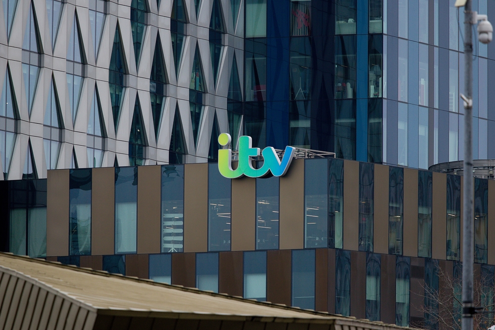 Британският телевизионен оператор ITV продава медийното и развлекателно звено на Sky