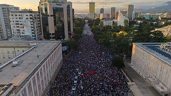 За 35 и пореден ден в албанската столица Тирана се