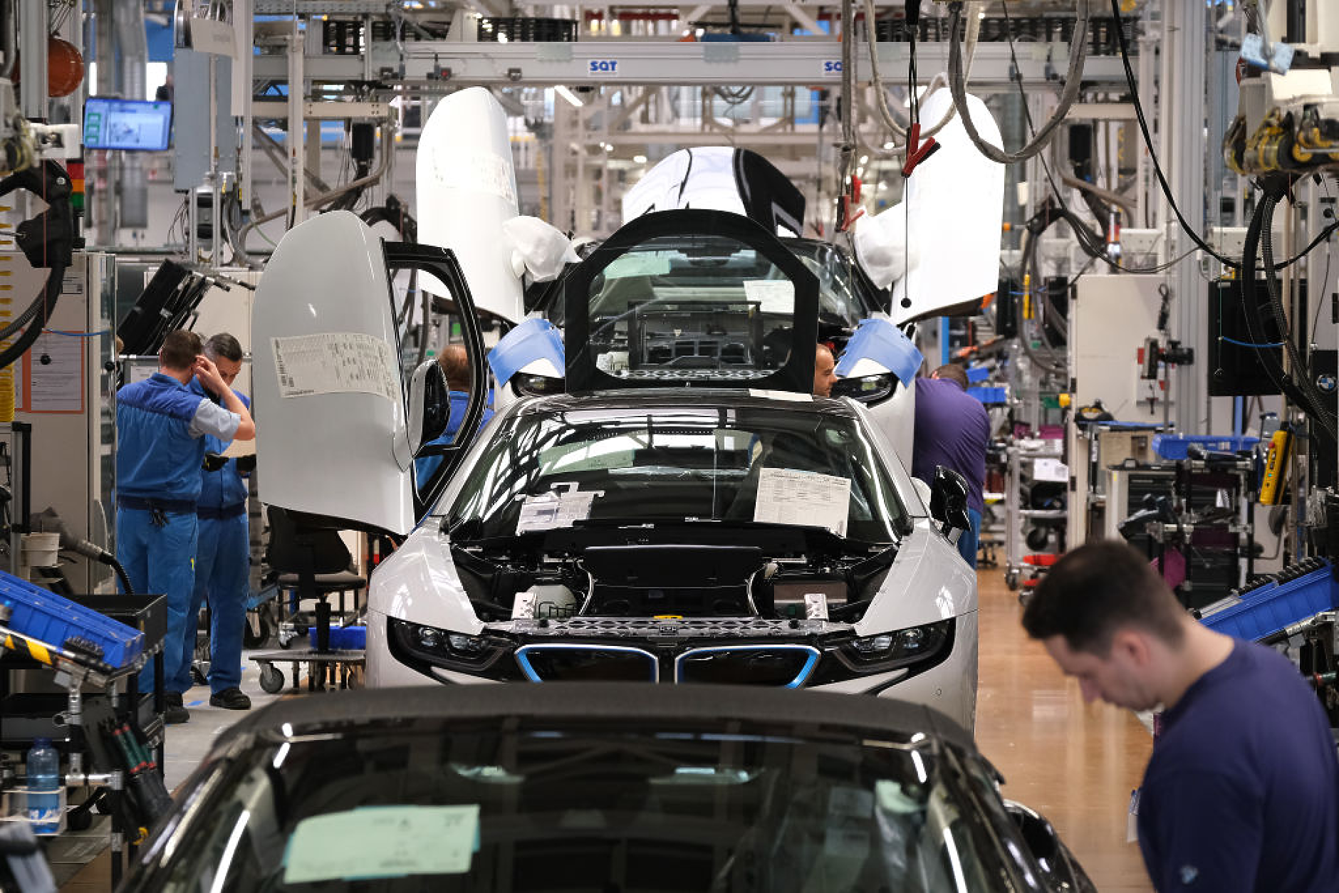 BMW ще съкрати няколко хиляди работни места  в поредния удар върху германския автомобилен сектор