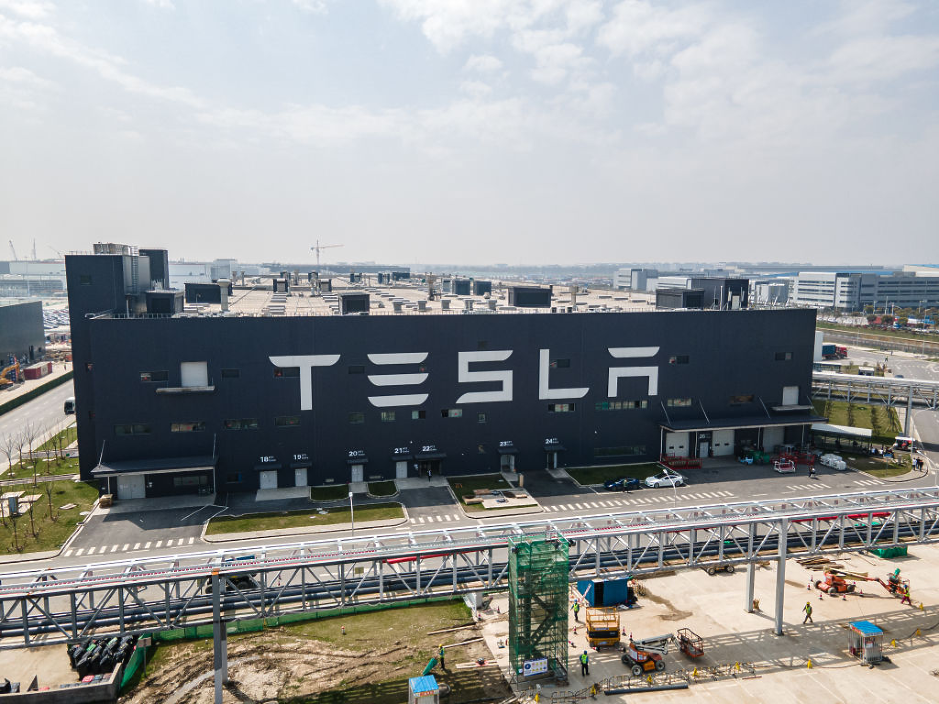 Tesla обмисля продажба на бизнеса си в Китай в полза на сливане със SpaceX