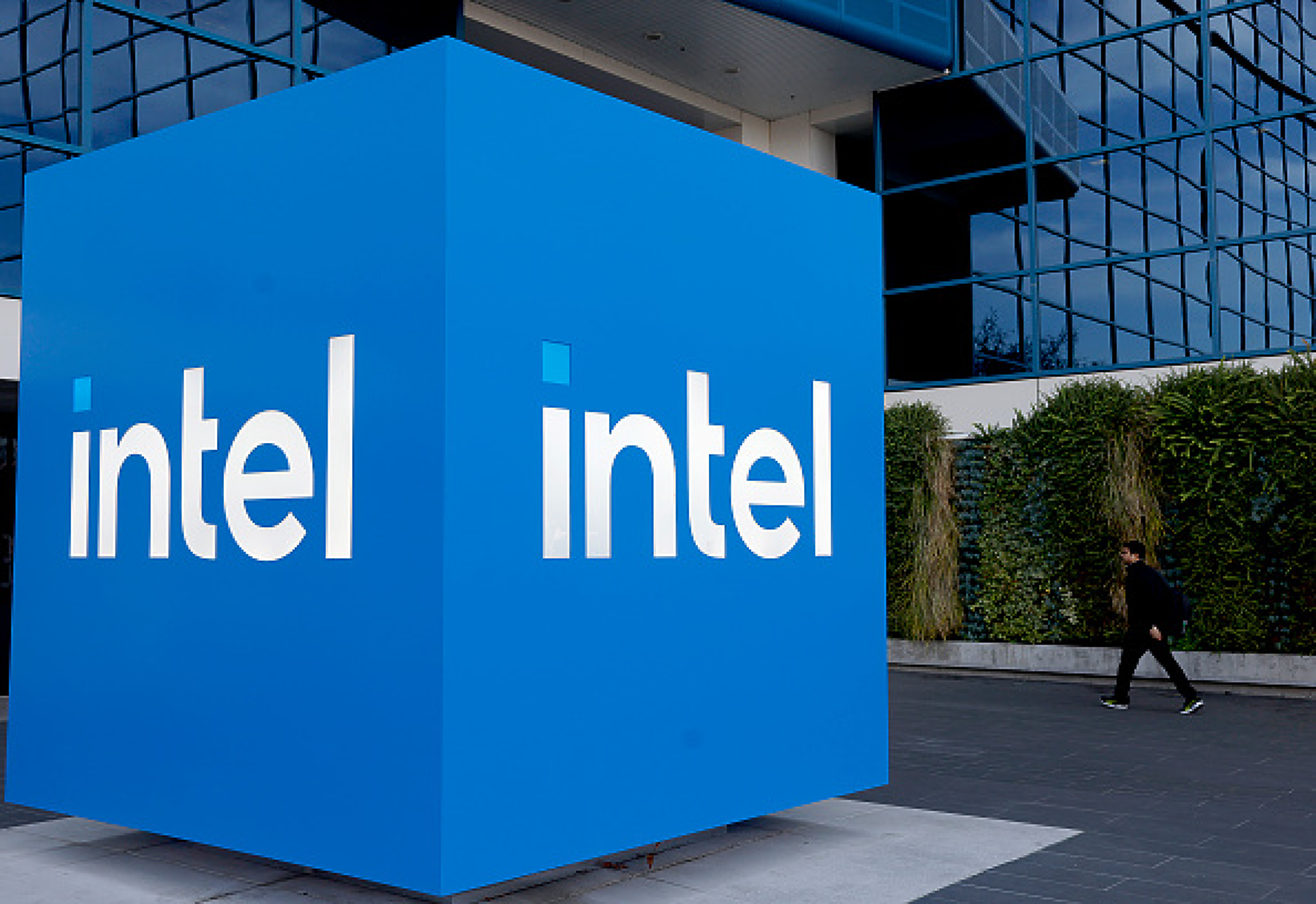 Intel планира съкращения на работни места в отделите за центрове за данни
