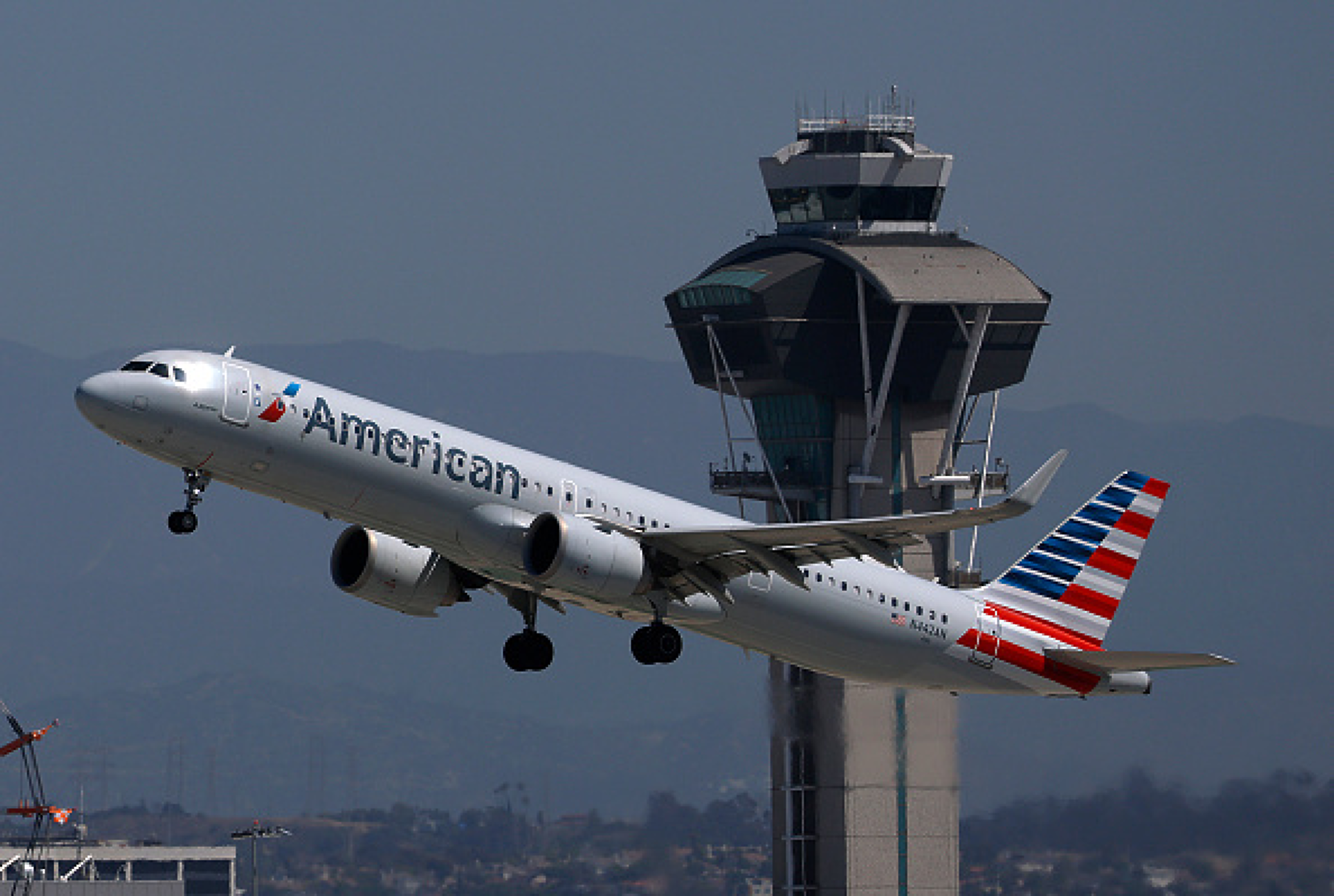 Срив в IT системата на American Airlines блокира  над 1000 полета