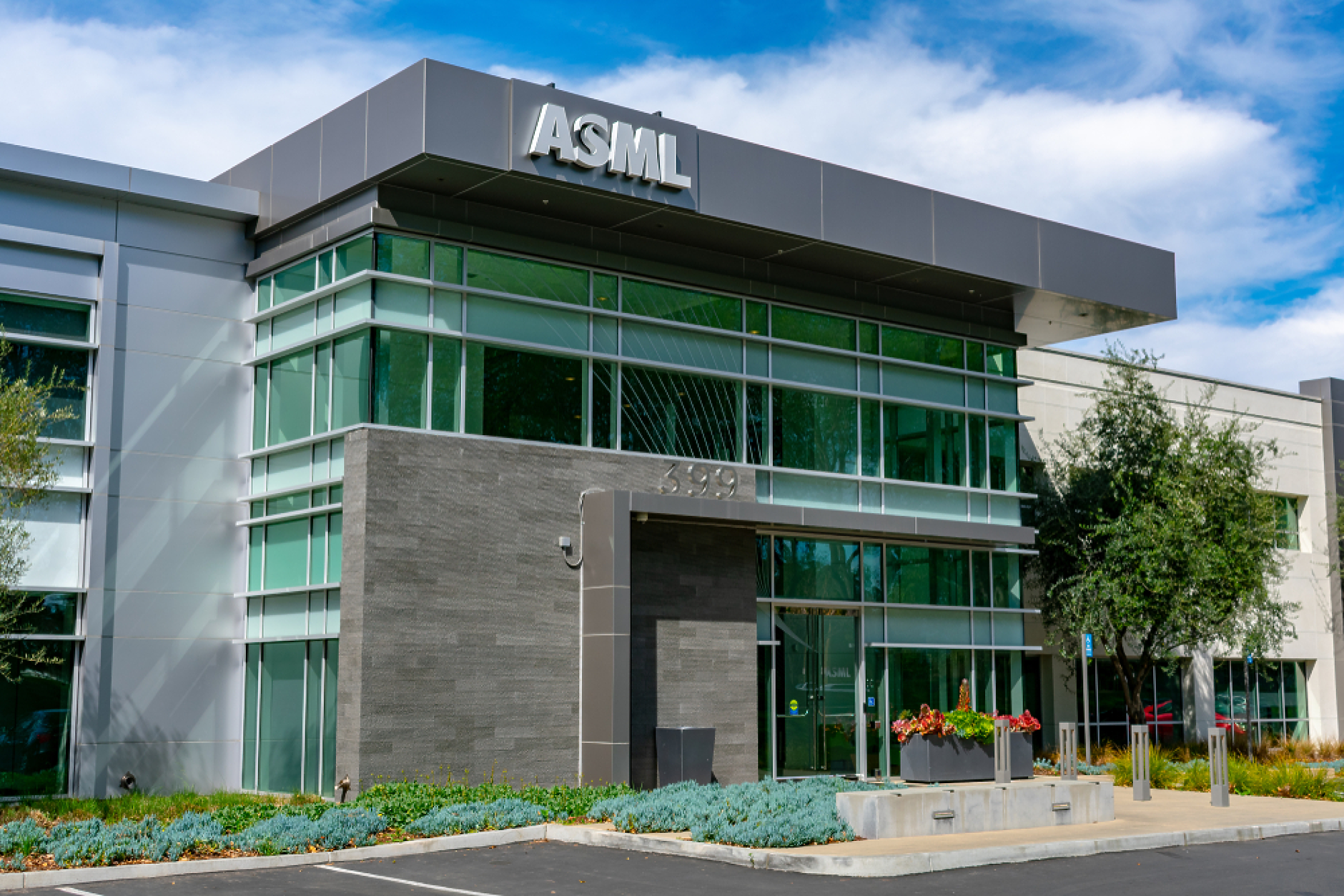 Може ли бумът на AI чиповете да превърне ASML в първата европейска фирма за 1 трилион долара?
