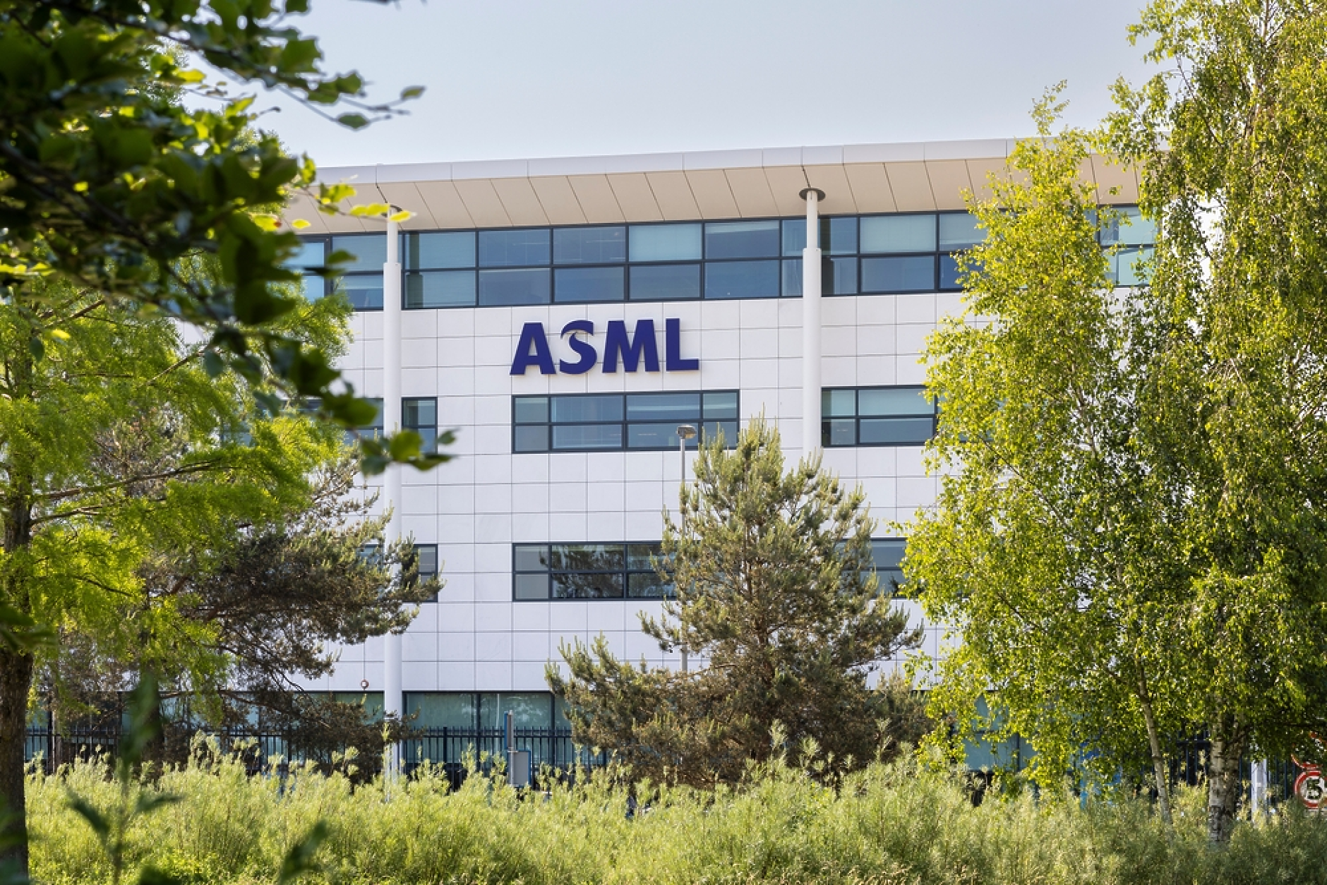 ASML повиши прогнозата си заради силното търсене на AI чипове