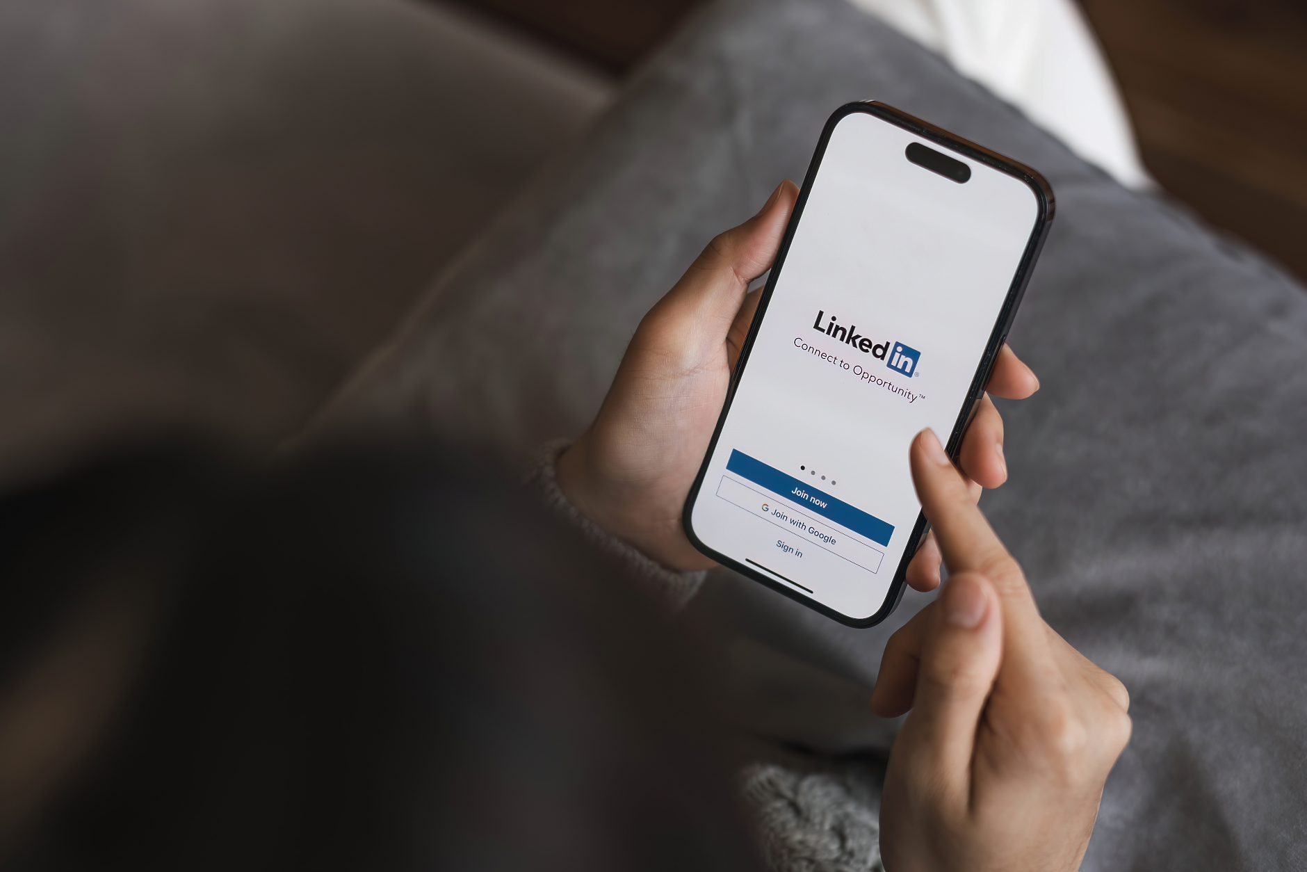 От кариерни контакти до първа среща: LinkedIn се превръща в неочаквана платформа за запознанства