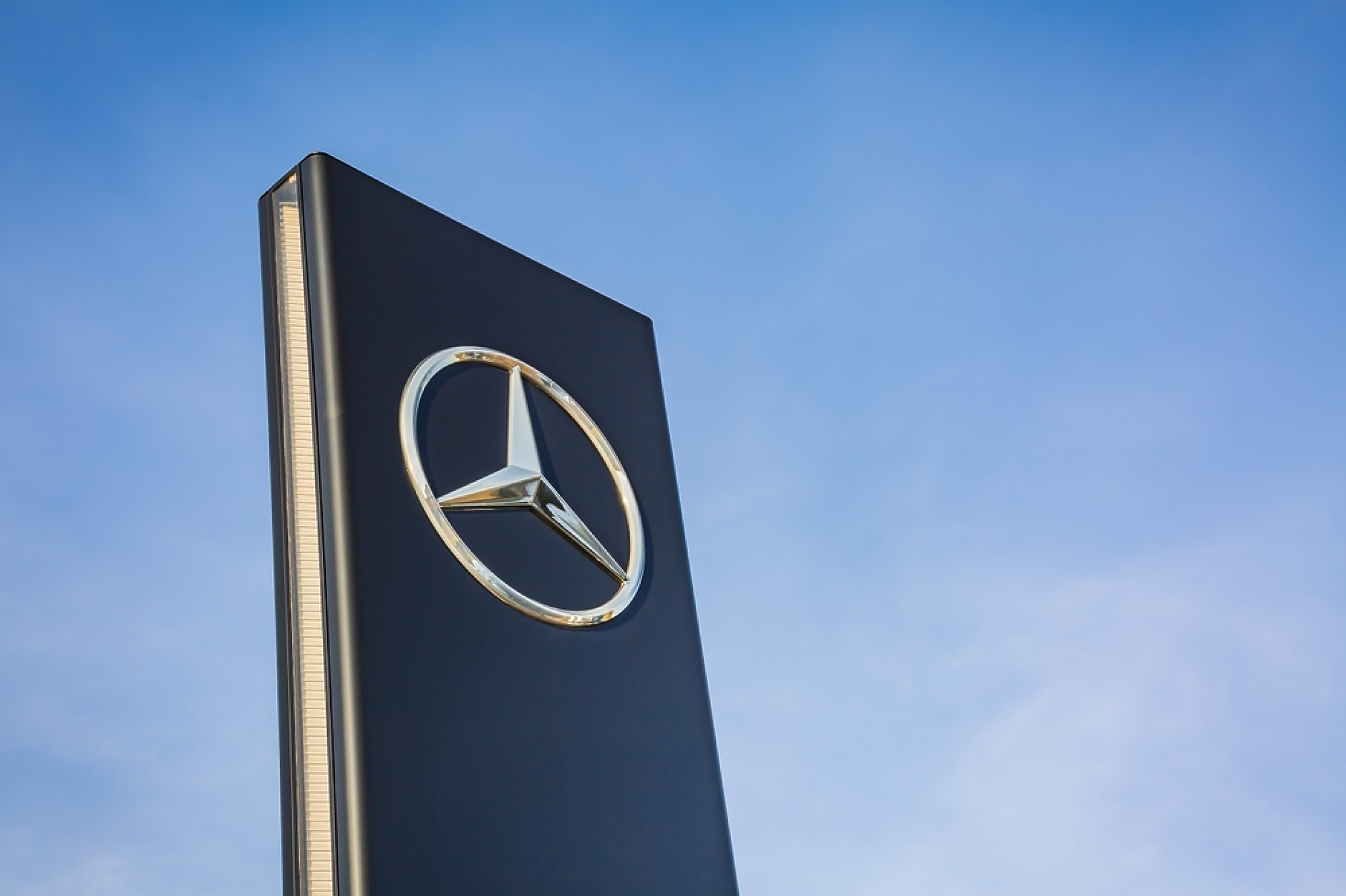 Mercedes-Benz отчете по-висока печалба, но предупреди за слаб пазар в Китай