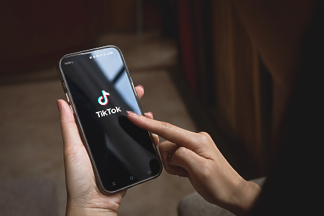 Великобритания разследва TikTok заради мерките за защита на децата