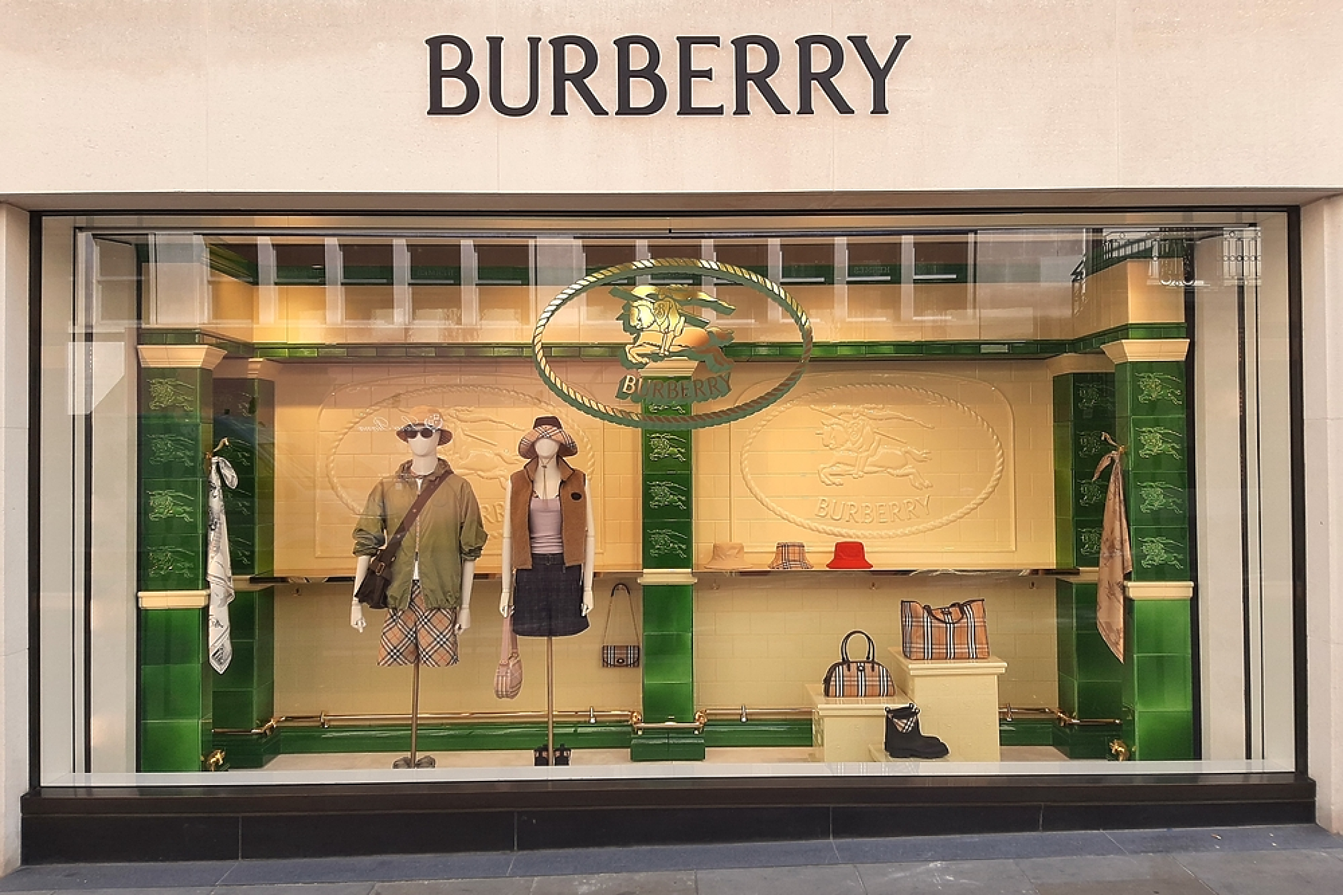 Продажбите на Burberry в Европа са засегнати от войната в Иран, докато в САЩ и Китай растат