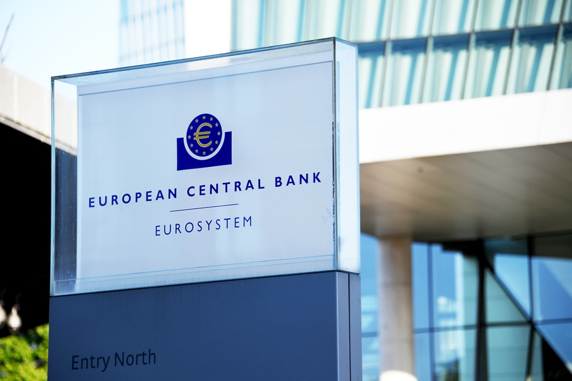 Проучване сред икономисти: ЕЦБ ще изчака септември, за да повиши лихвите за последен път