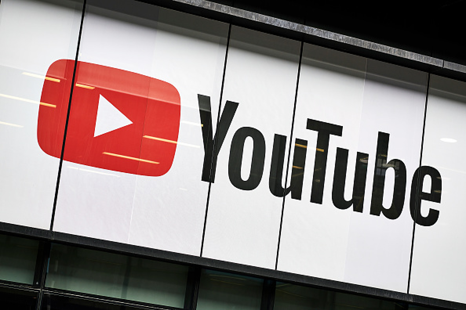Мерки за защита: YouTube ще ограничава приходите на блогърите за сътрудничество с Netflix