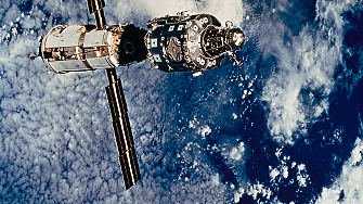 Американски и френски астронавти от МКС излизат в открития космос за монтаж на антена