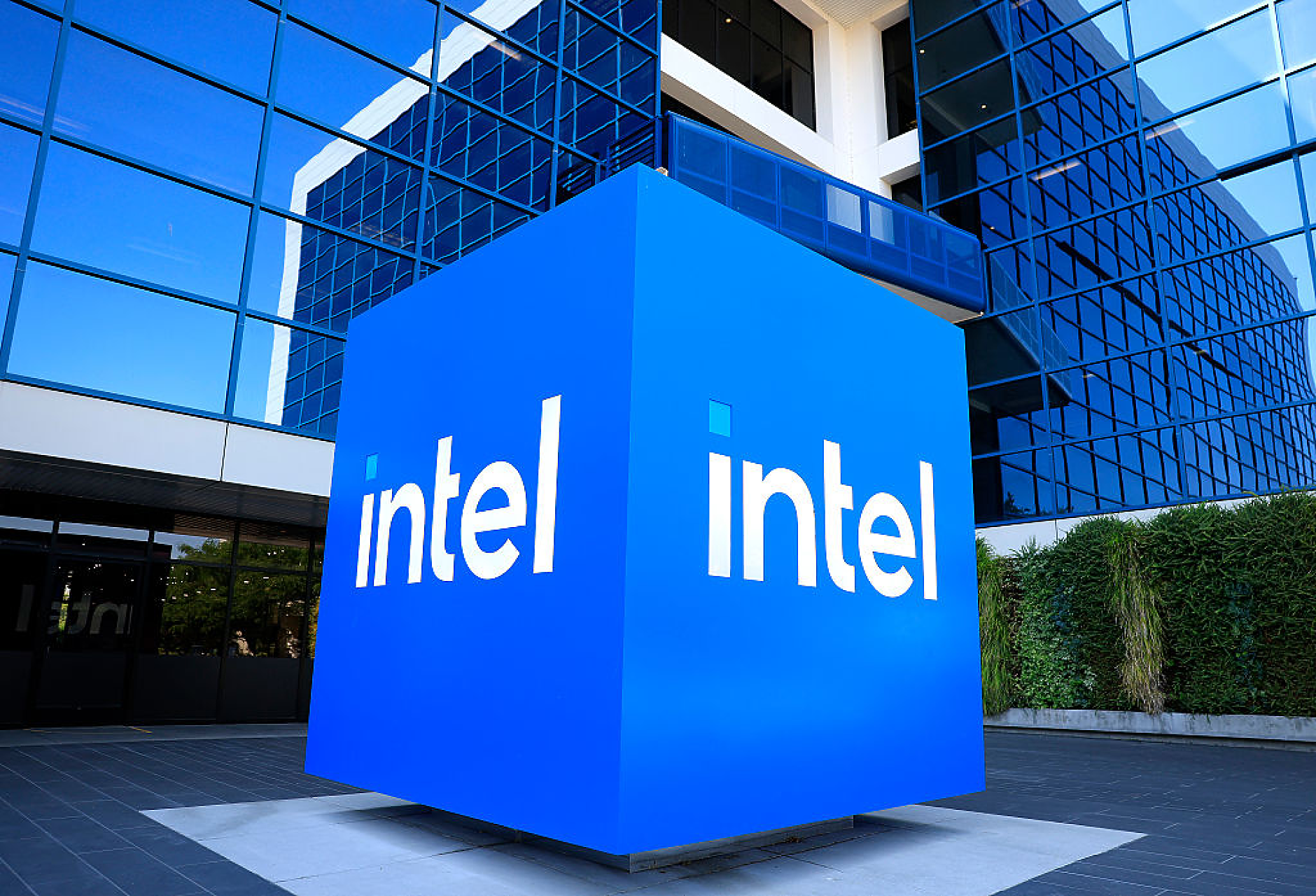 Intel набира 20 млрд. долара за да отговори на търсенето на изчислителна мощност 