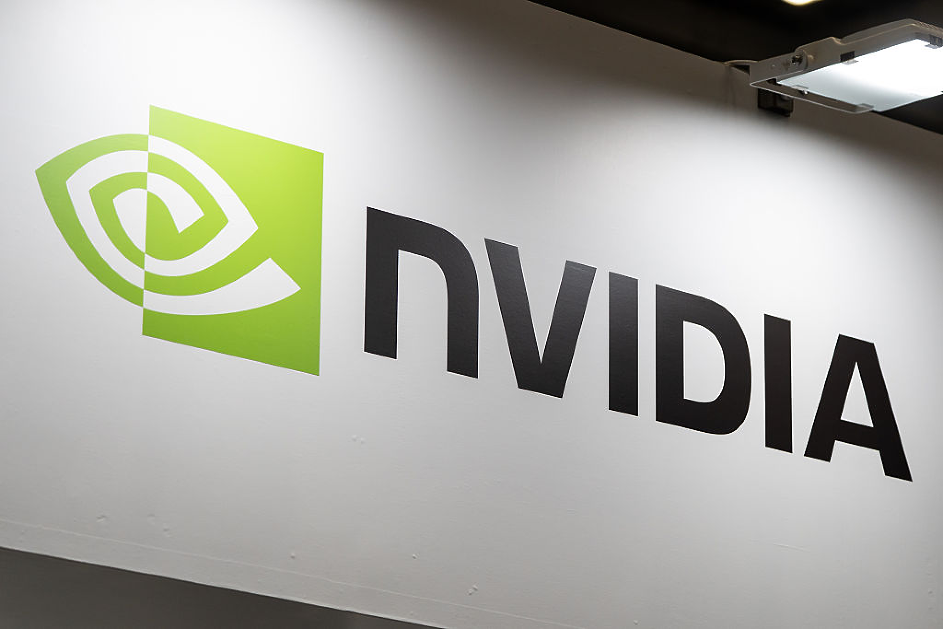 Nvidia си партнира с гиганти от Уолстрийт, за да набере 500 млрд. долара за AI инфраструктура 