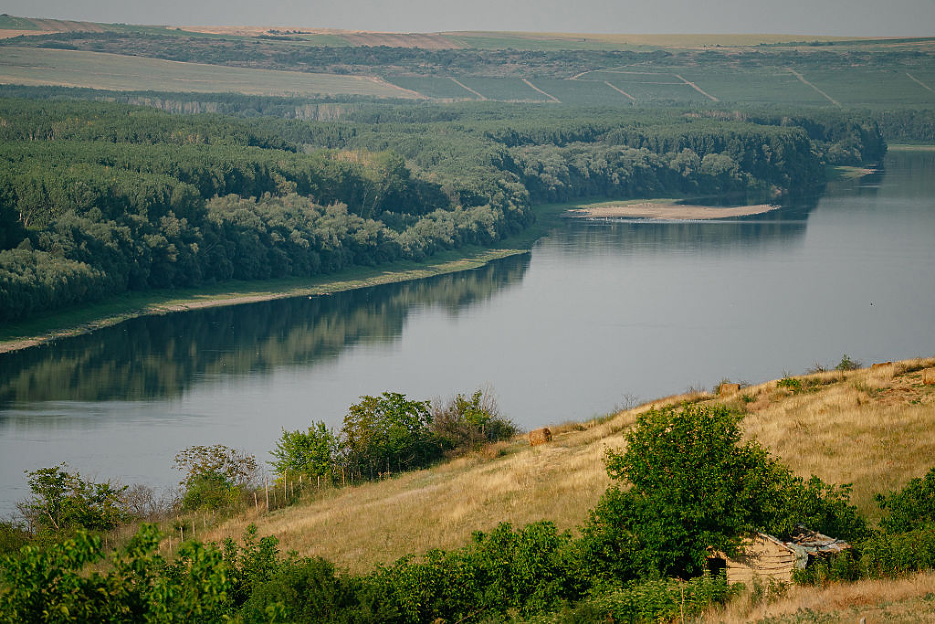 Кораб заседна край остров Белене