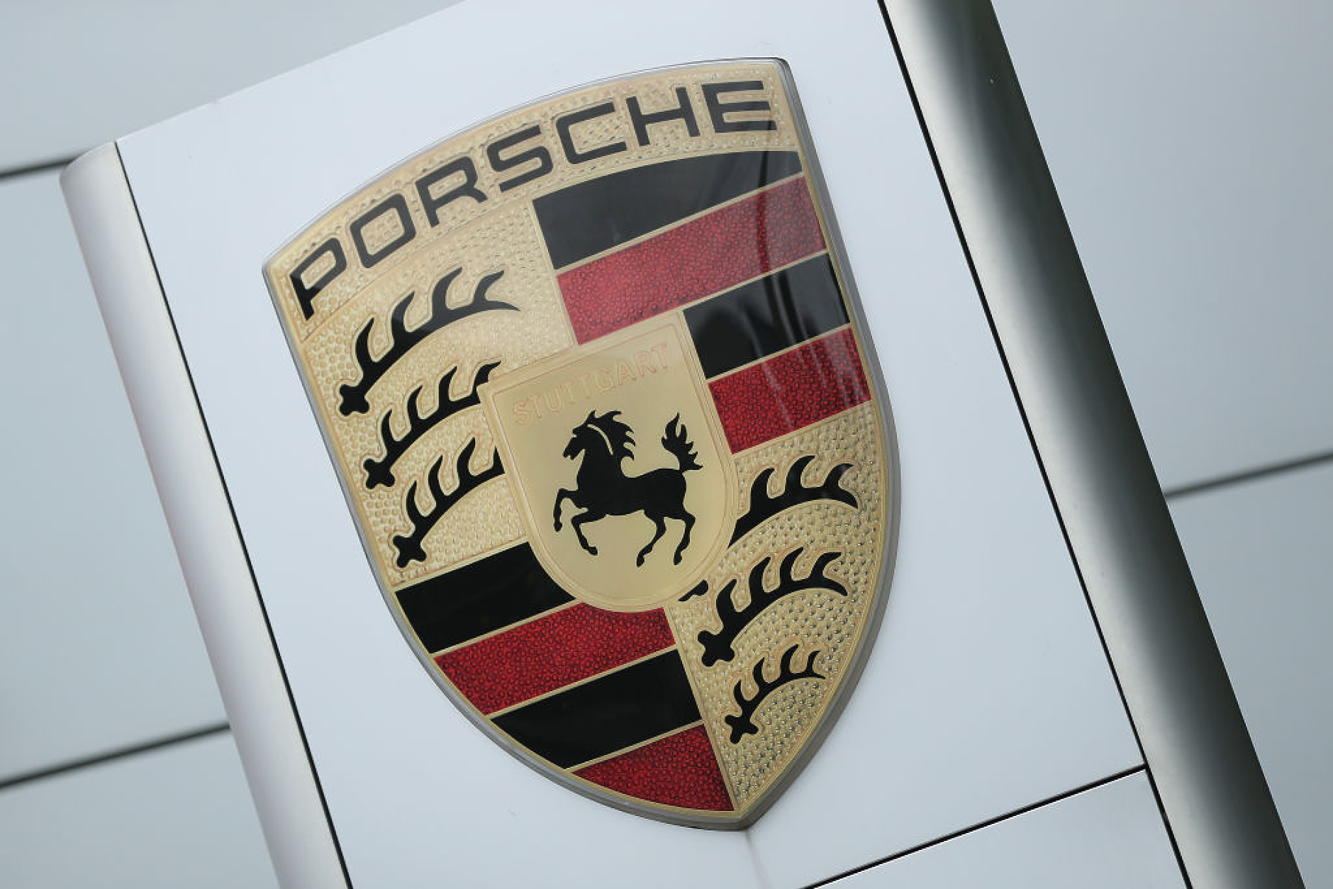 Porsche сключи сделка за 1,5 млрд. долара за внедряване на AI с най-голямата индийска фирма за ИТ услуги