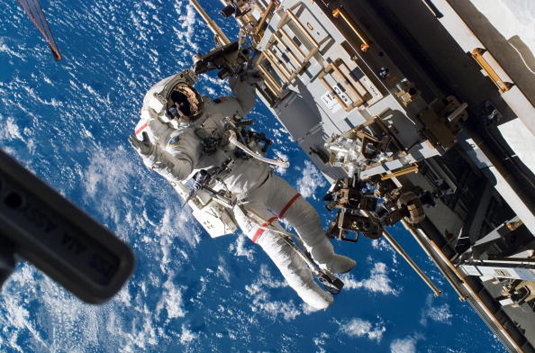 Астронавтите на NASA излизат в открития космос от МКС за монтажни работи