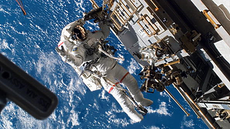 Астронавтите на NASA излизат в открития космос от МКС за монтажни работи