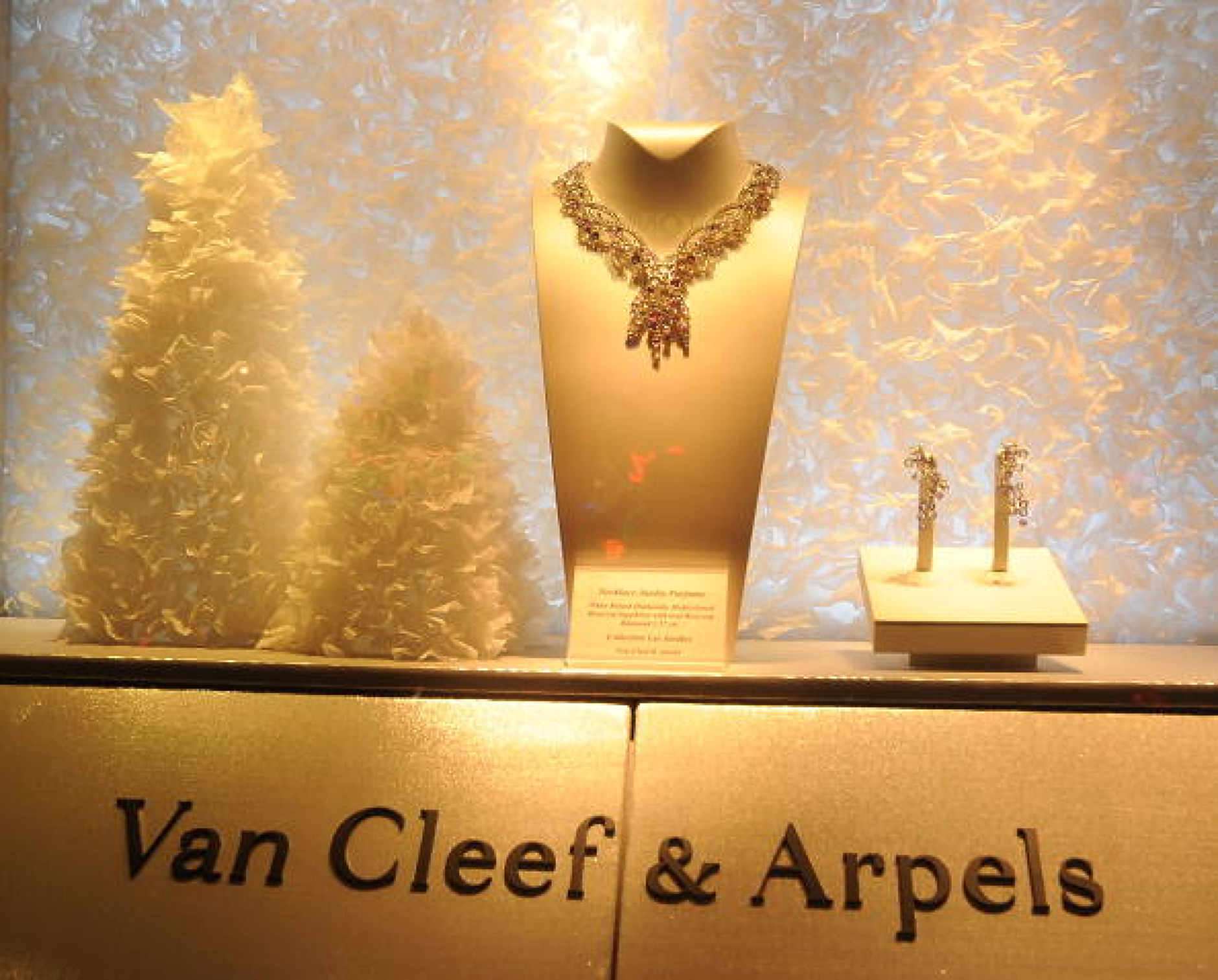 Колие Van Cleef & Arpels с 673 диаманта беше откраднато от музей във Виена