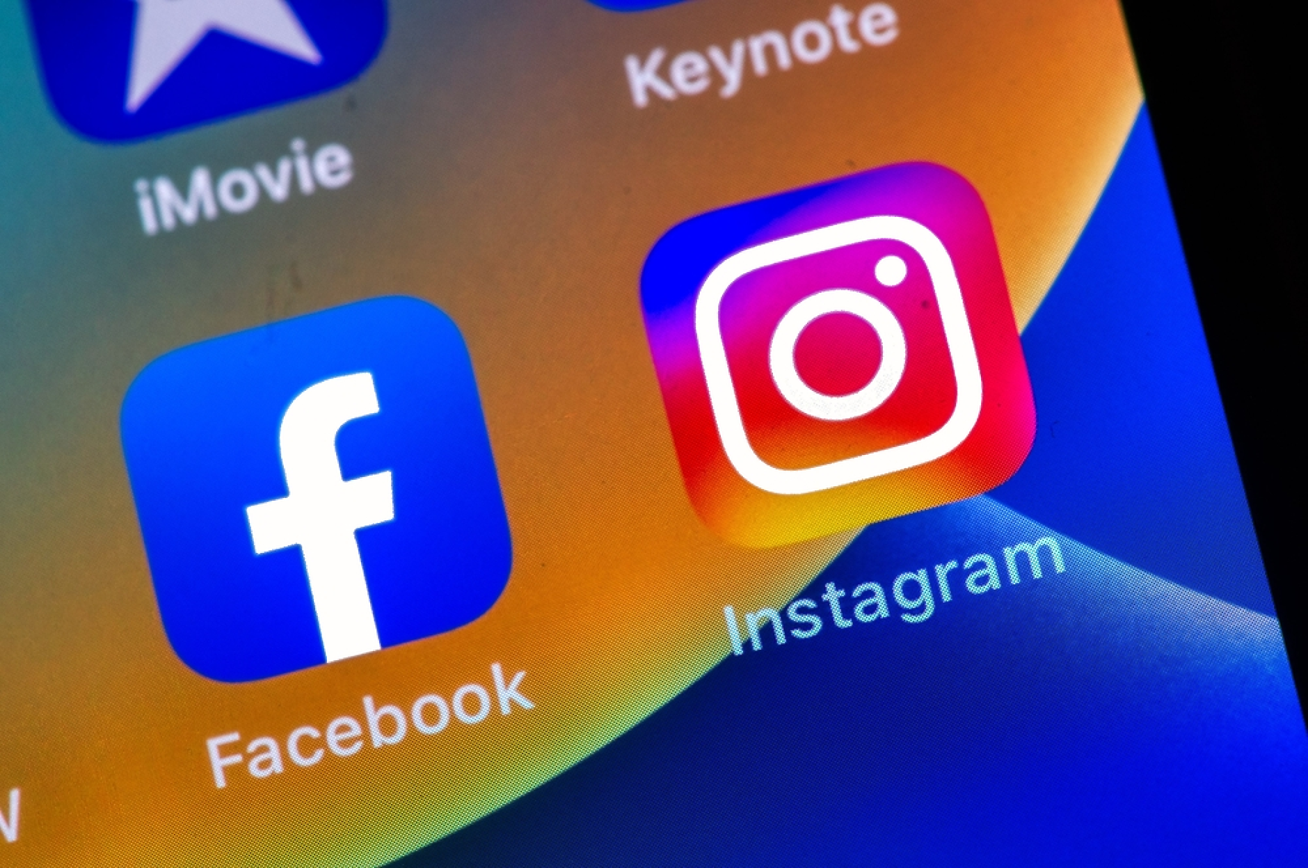 Новите мерки на Meta за защита на тийнейджърите във Facebook и Instagram засега важат само в САЩ