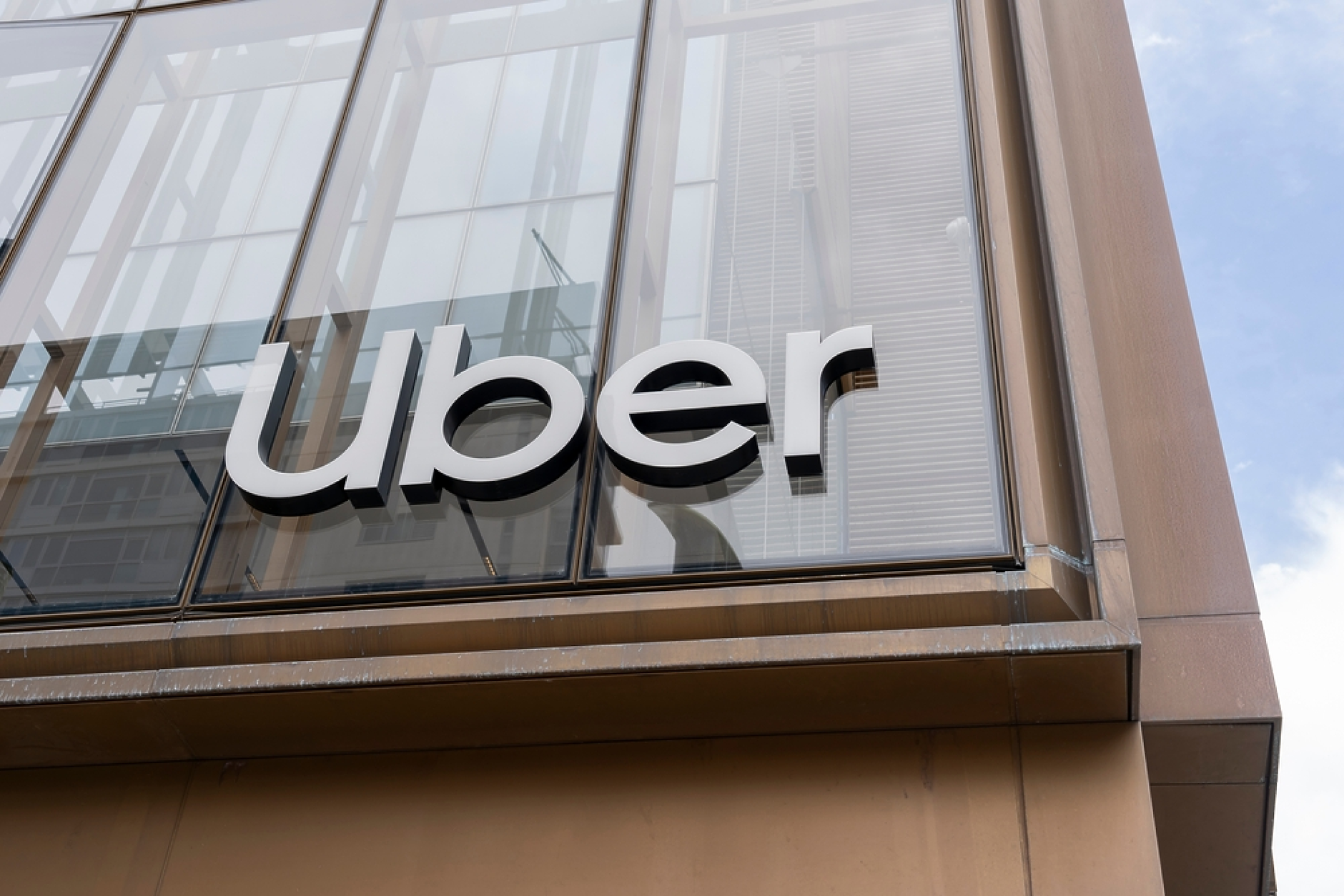 Uber и китайската Pony AI ще пуснат над 2000 роботаксита в Европа