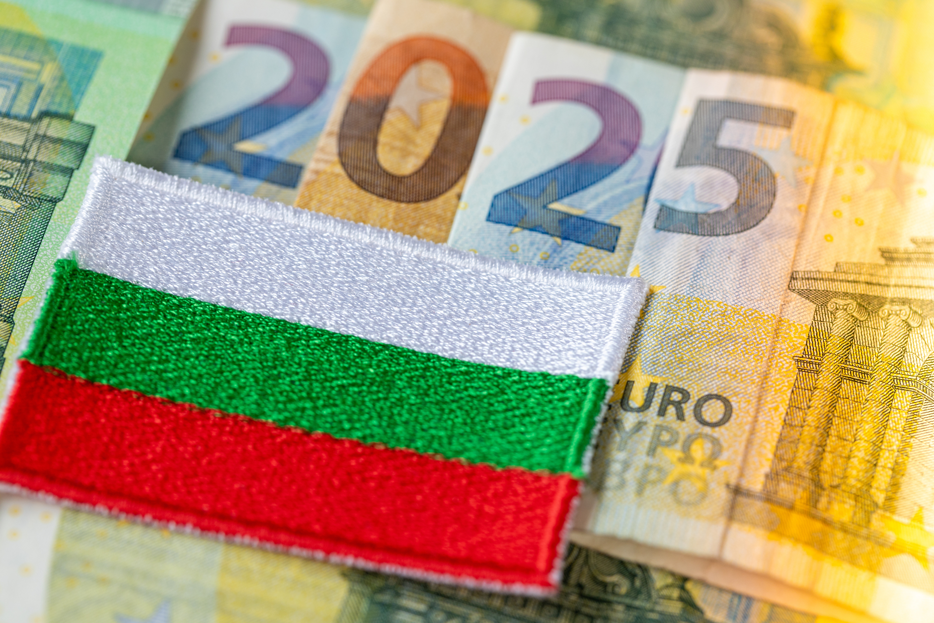 Край на цените в левове: От днес етикетите в България вече са само в евро